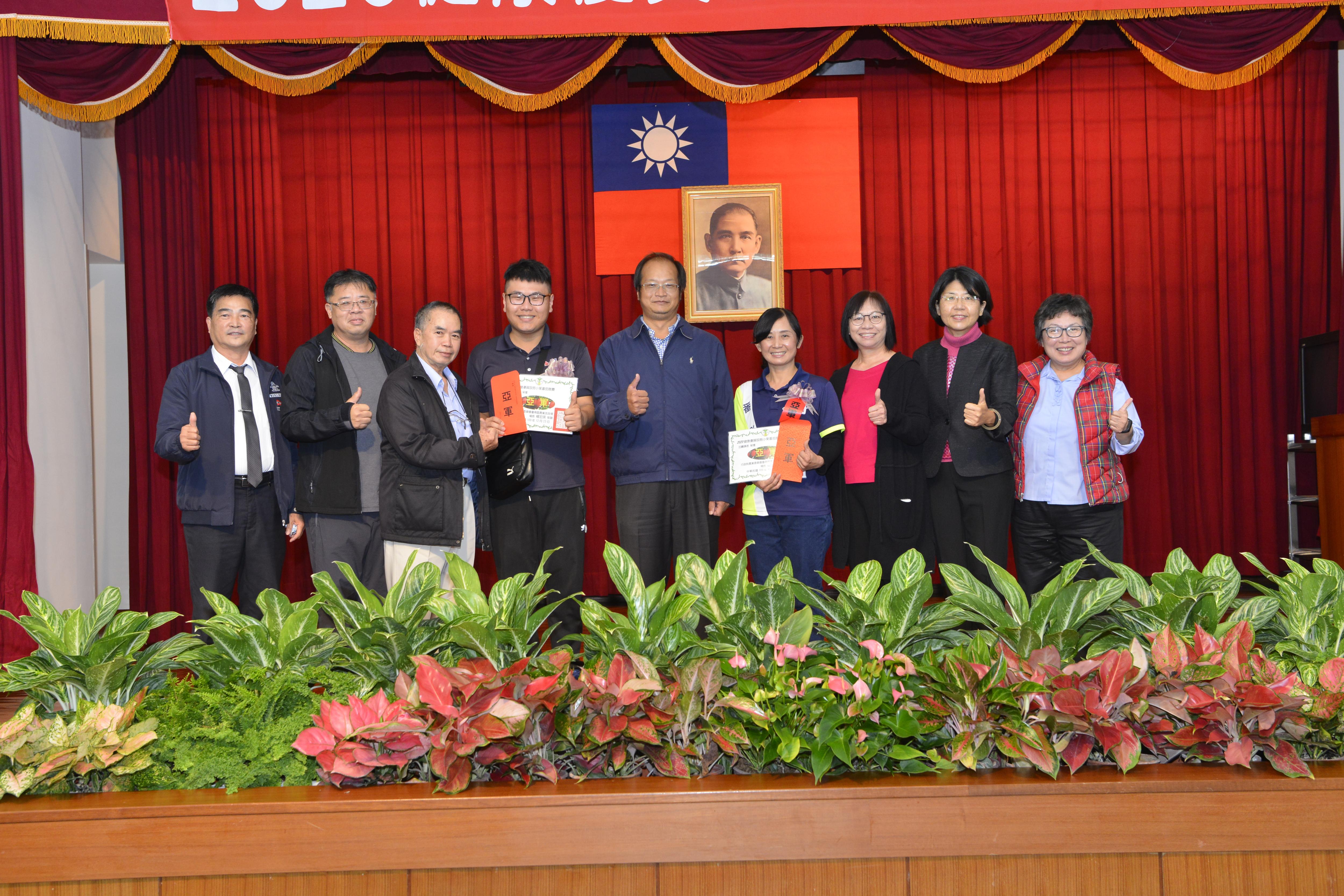 施任青理事長與亞軍得主合照