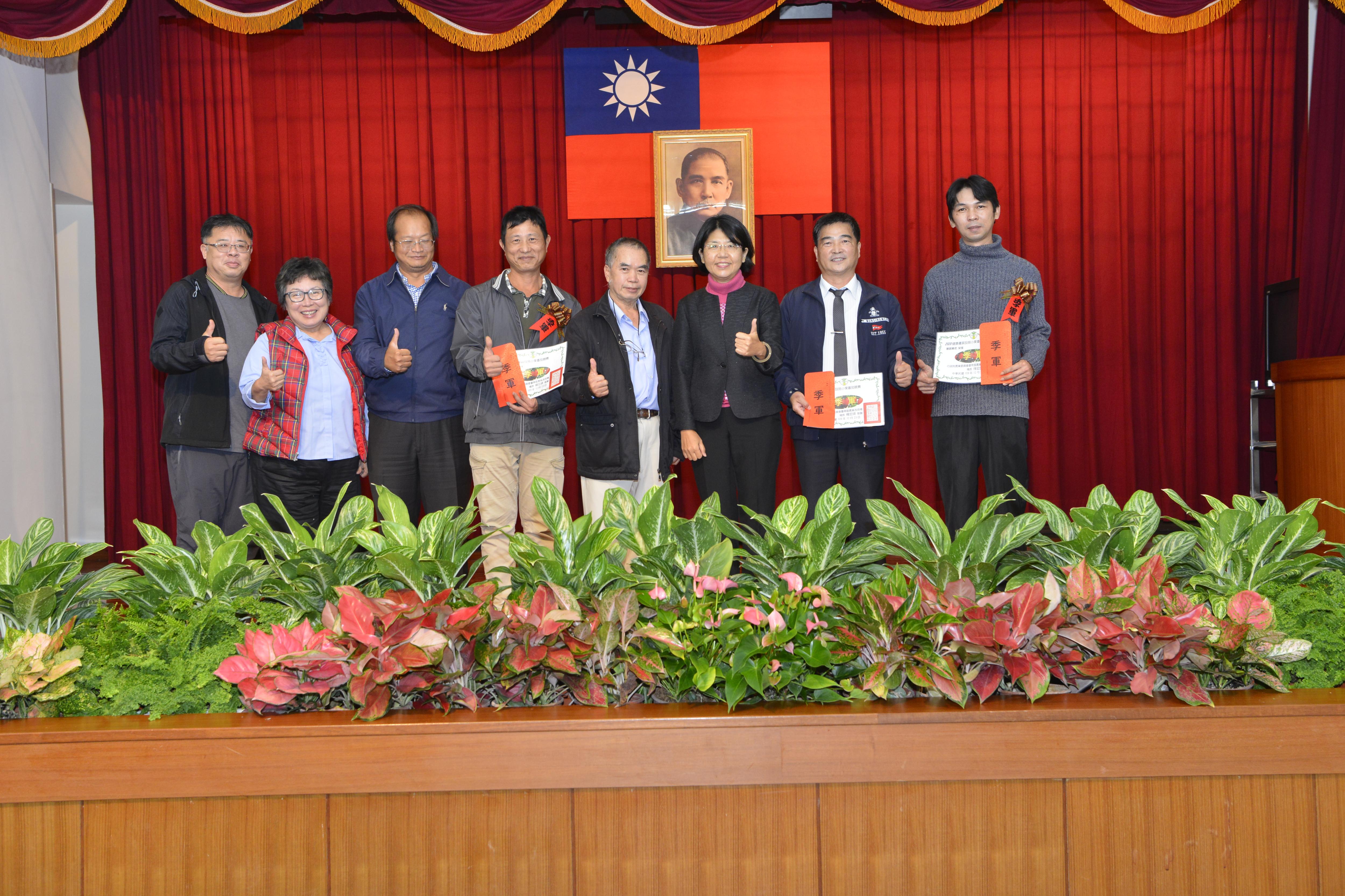 李文雄評審長與季軍得主合照