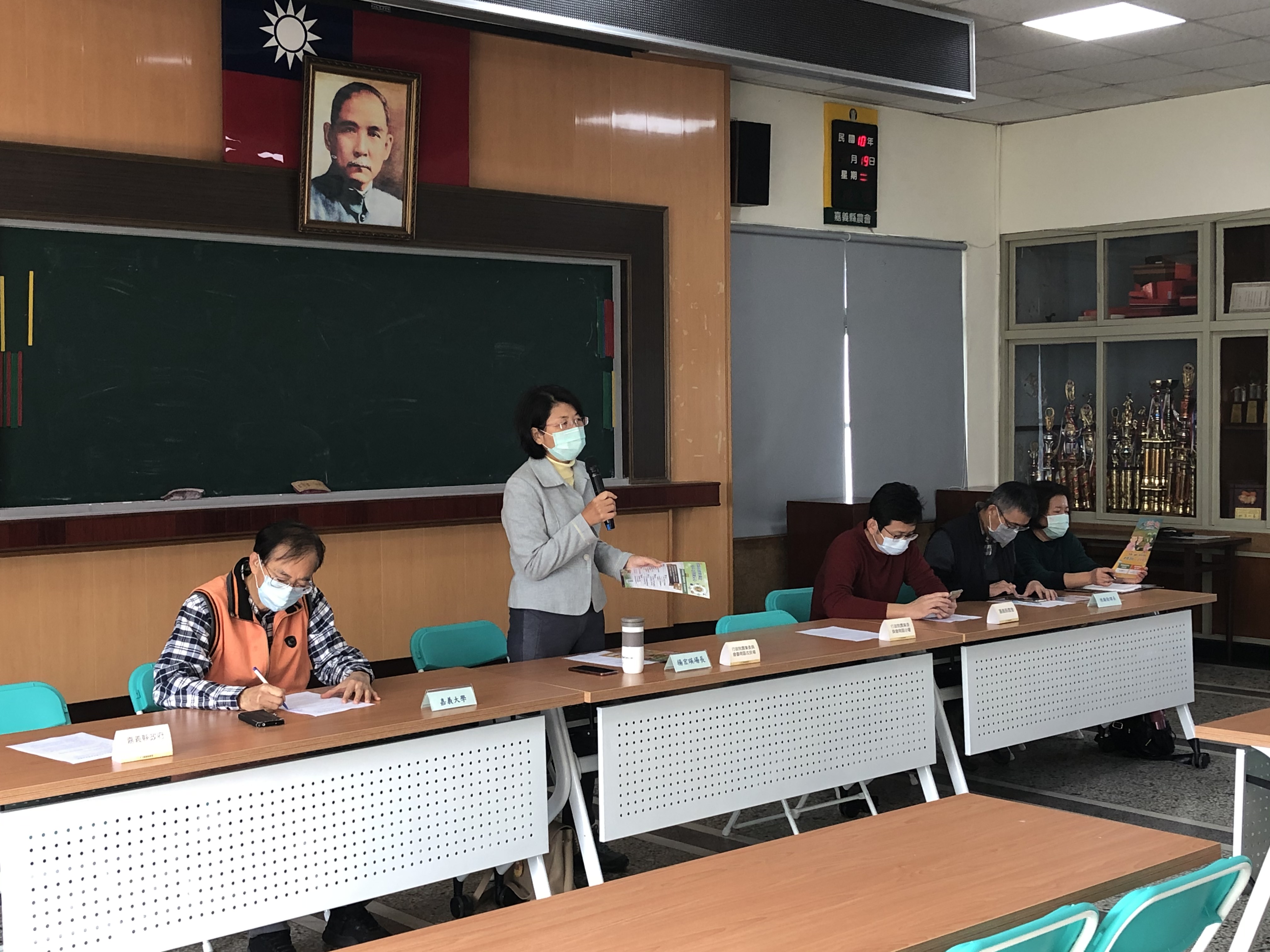 青農聯繫會議-嘉義場次 本場楊宏瑛場長開場致詞，左起為嘉義大學農業推廣中心林永佶秘書、嘉義縣農會蔡嘉行督導、本場農業推廣課陳勵勤課長及農業經營研究室趙秀淓副研究員