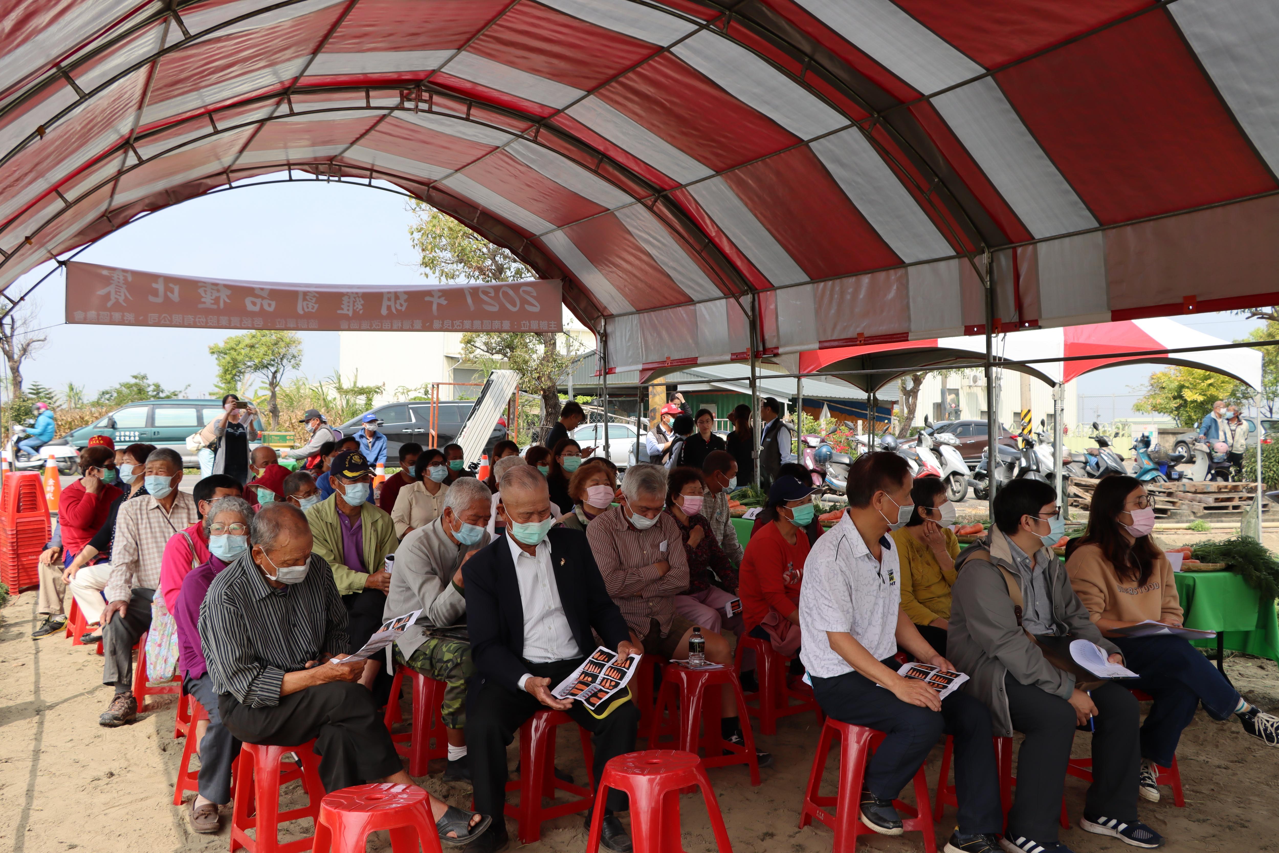 與會來賓聆聽栽培管理過程介紹