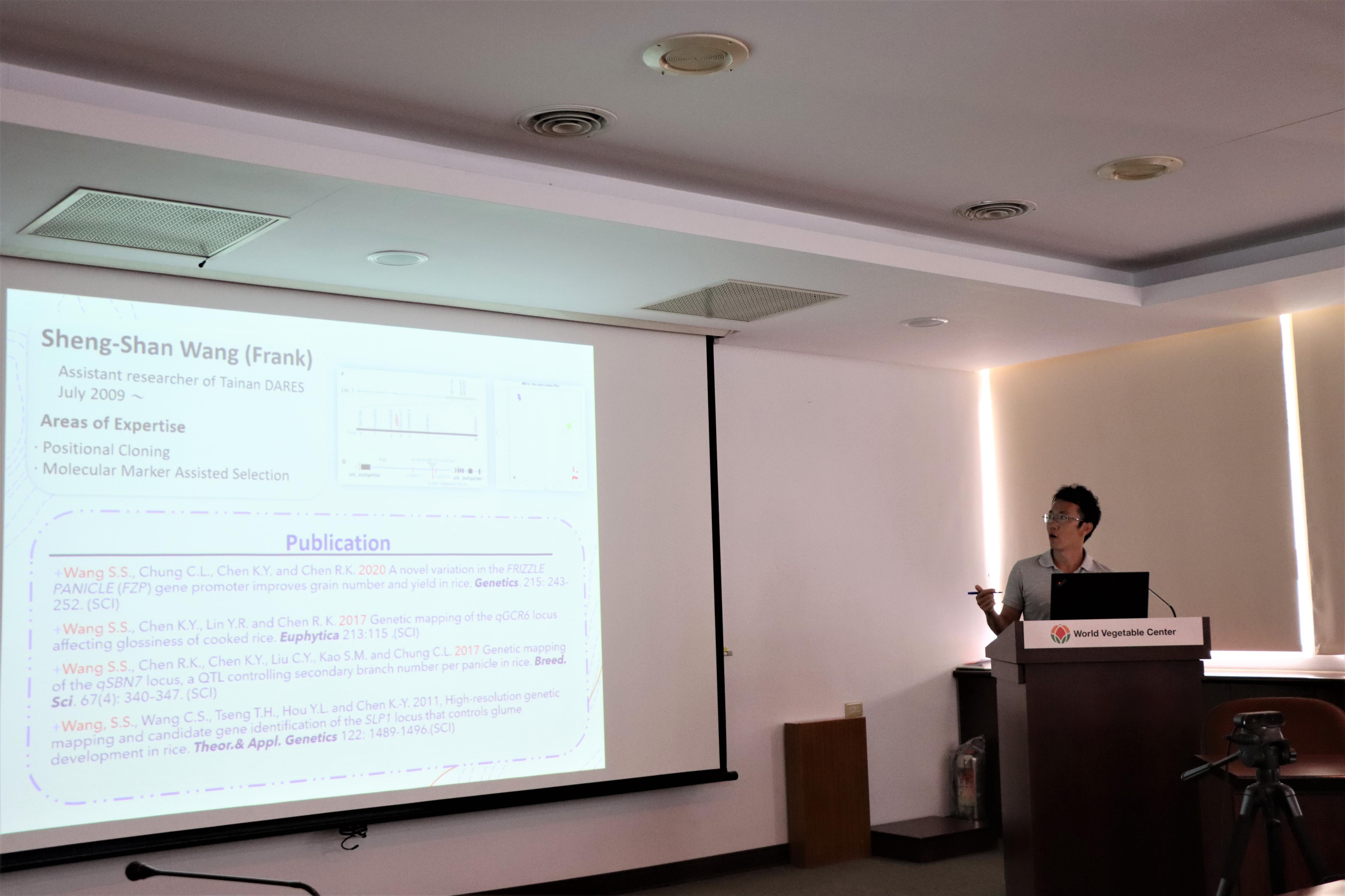 王聖善助理研究員針對「建立番茄之基因組選拔模式輔助耐熱育種」進行簡報。