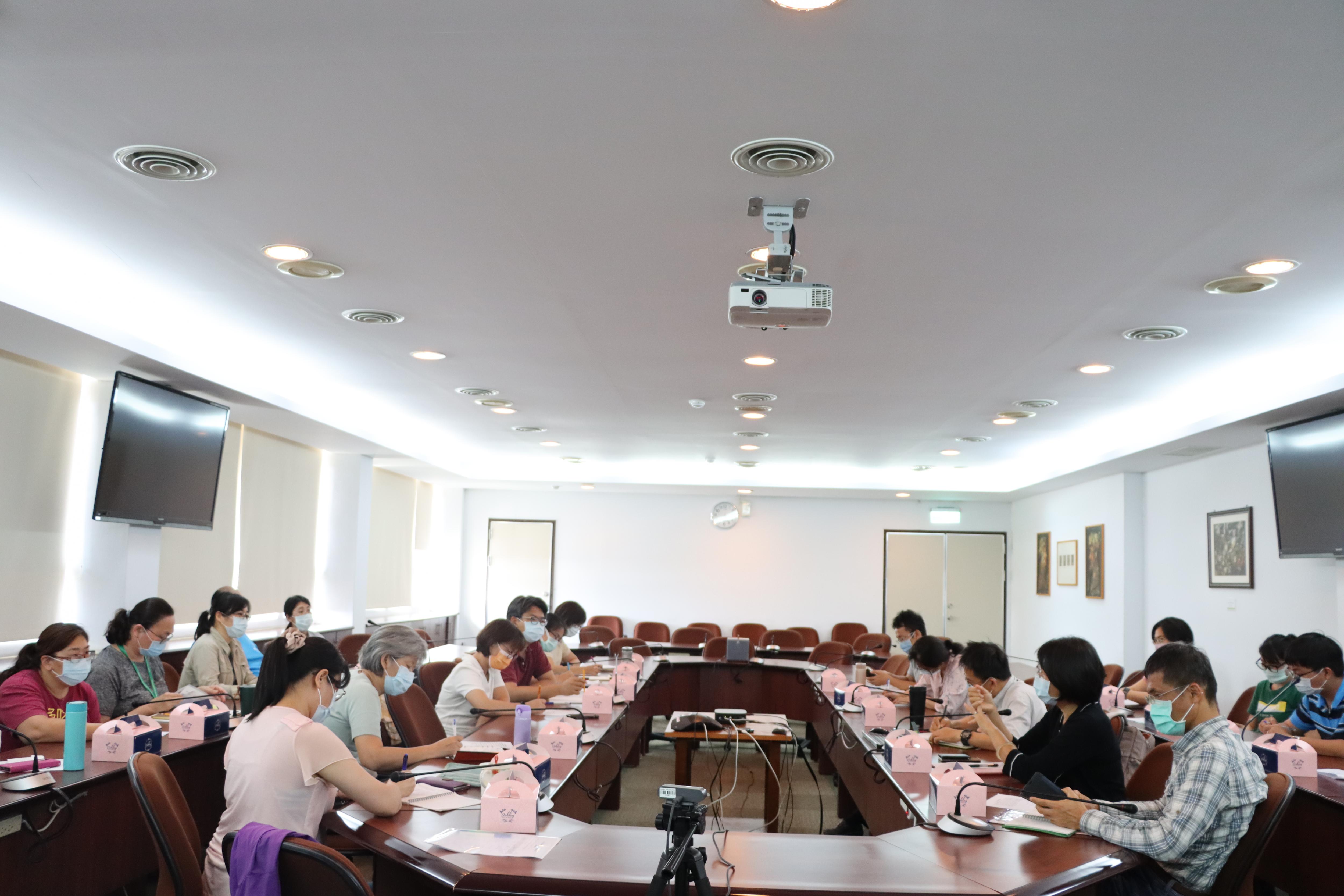 由楊宏瑛場長率領本場蔬菜及植物保護相關研究人員至亞蔬-世界蔬菜中心討論試驗合作方向，雙方研究人員討論熱烈。