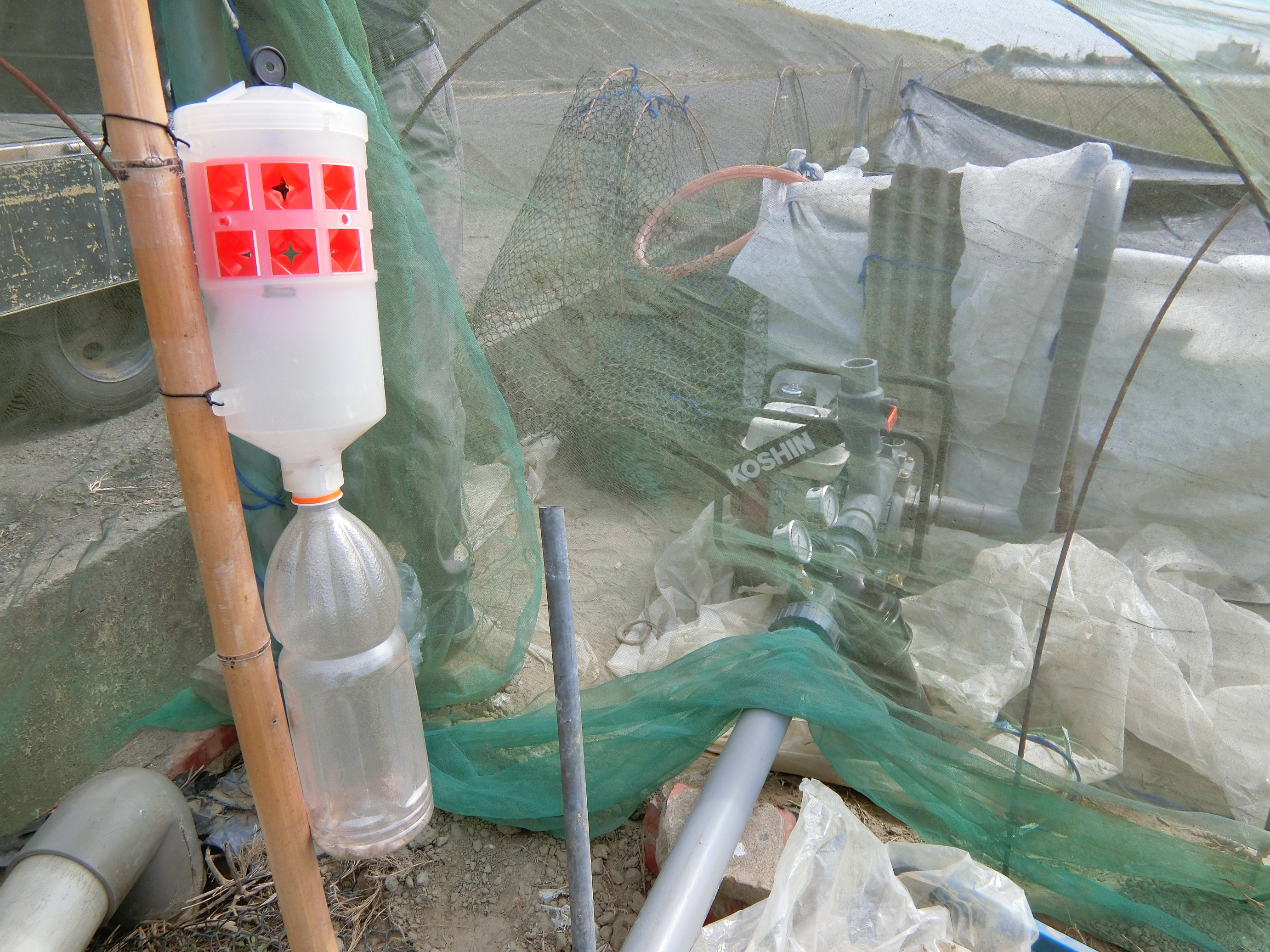 害蟲誘引器(前)、蓄水池(後)