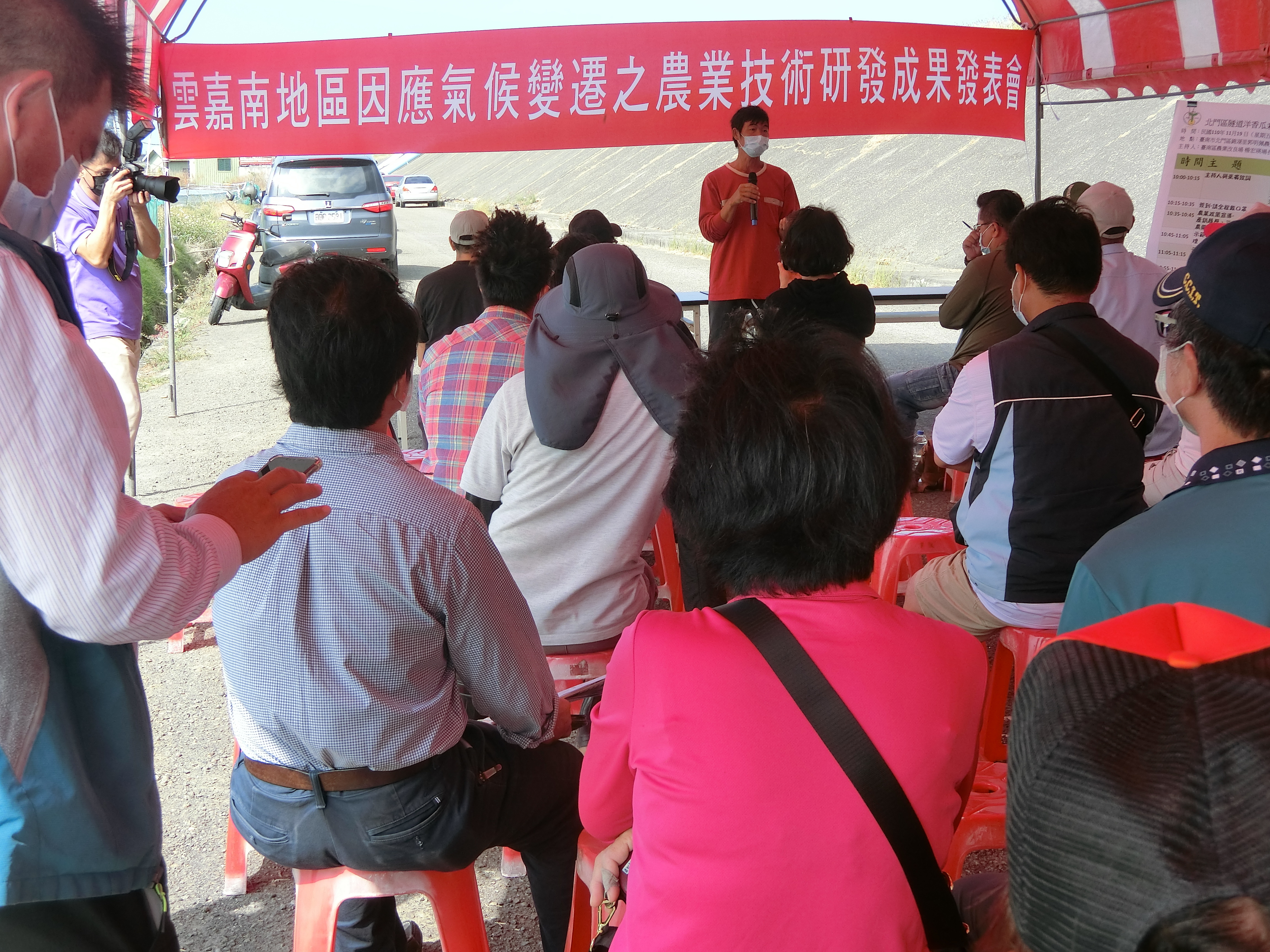 郭明佩班長不吝分享多年栽培技術，並肯定檢測土壤與設置節水灌溉管路的好處