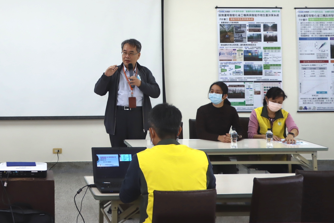 臺灣大學江昭皚教授介紹各計畫主題之分工及內容