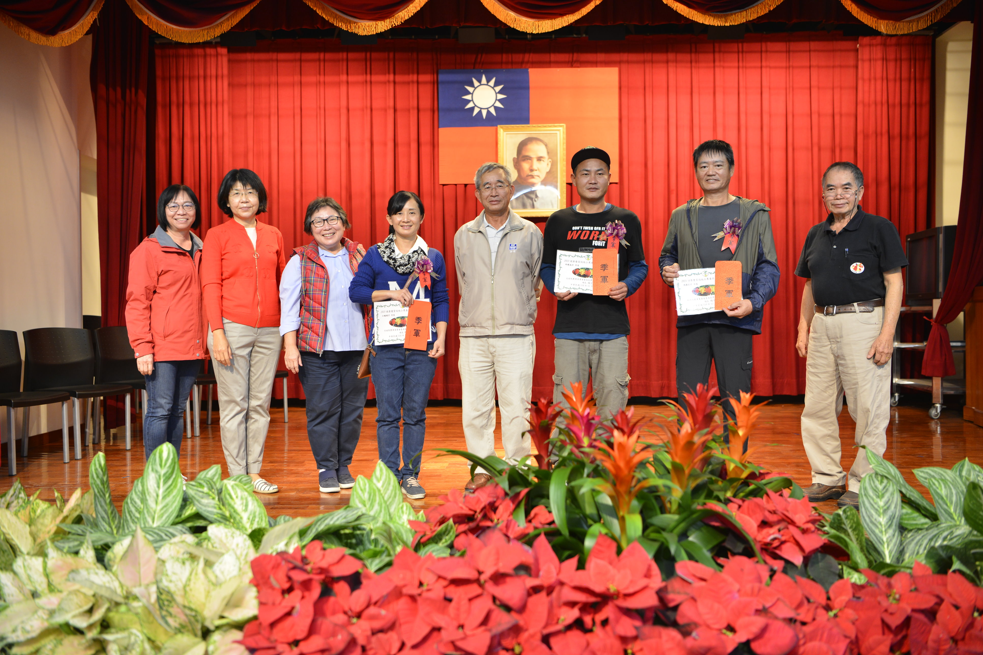 季軍得主江曉琪(左4)邱建成(左6)馬啟宏(左7