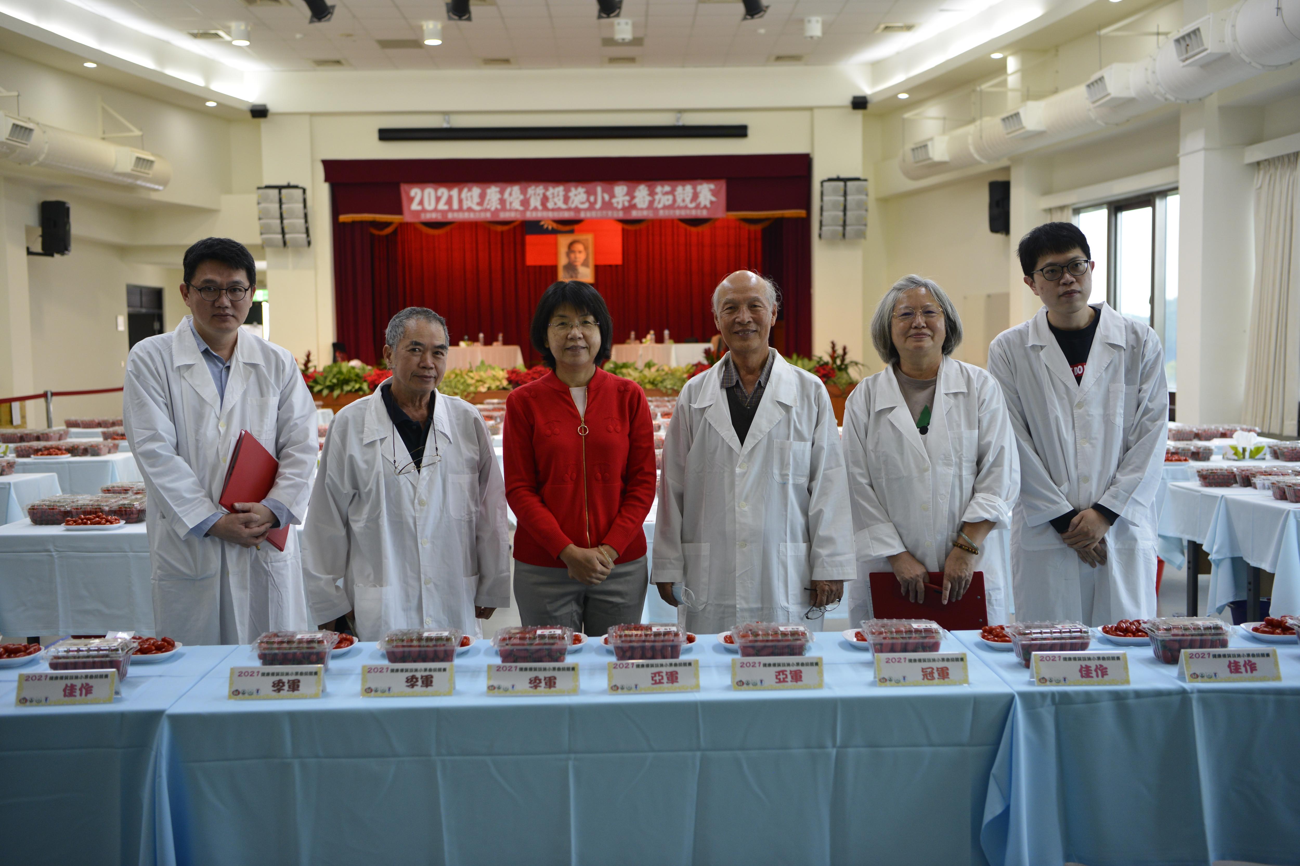 由左至右：評審農糧署傅立忠科長、莉莉水果店李文雄先生、本場楊宏瑛場長、高雄區農業改良場前場長黃賢良先生、中興大學宋妤教授、台北果菜運銷公司陳慶諭拍賣員