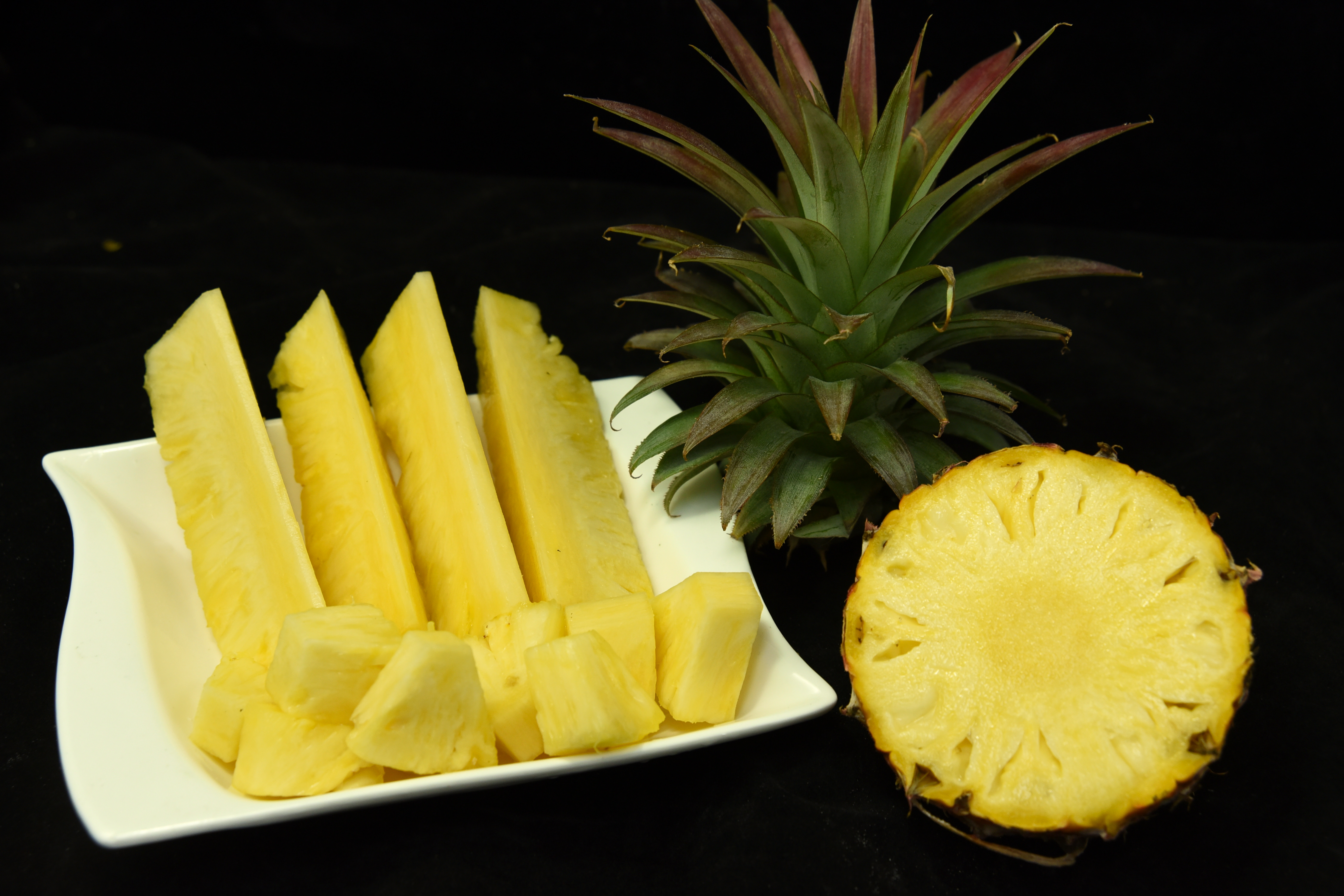 鳳梨營養好吃，含有豐富維生素、礦物質、膳食纖維及鳳梨酵素等，既健康又助消化。