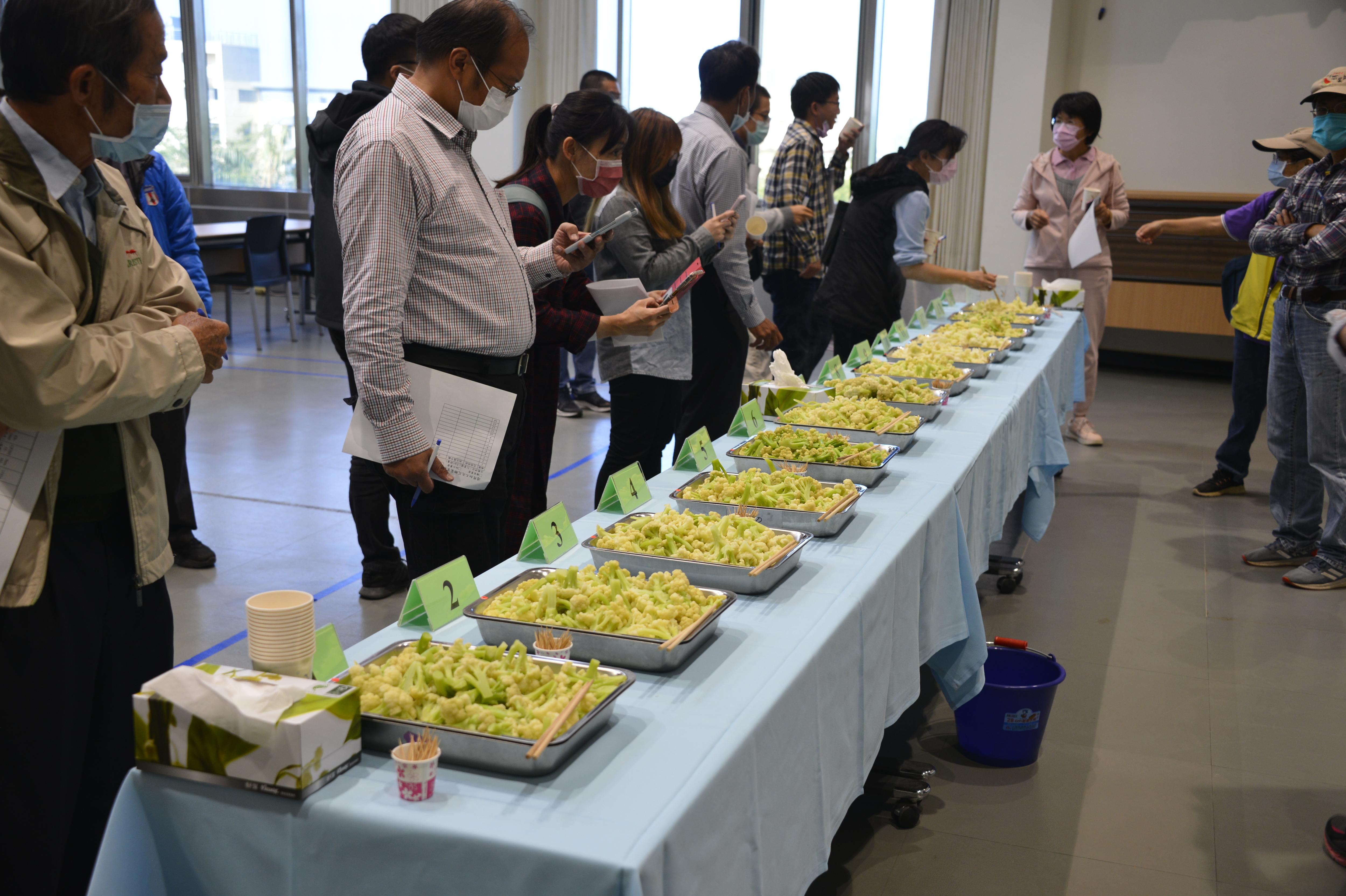 參展之14個花椰菜品種委託富士鮮品股份有限公司進行冷凍加工處理，並於會場進行官能品評活動。