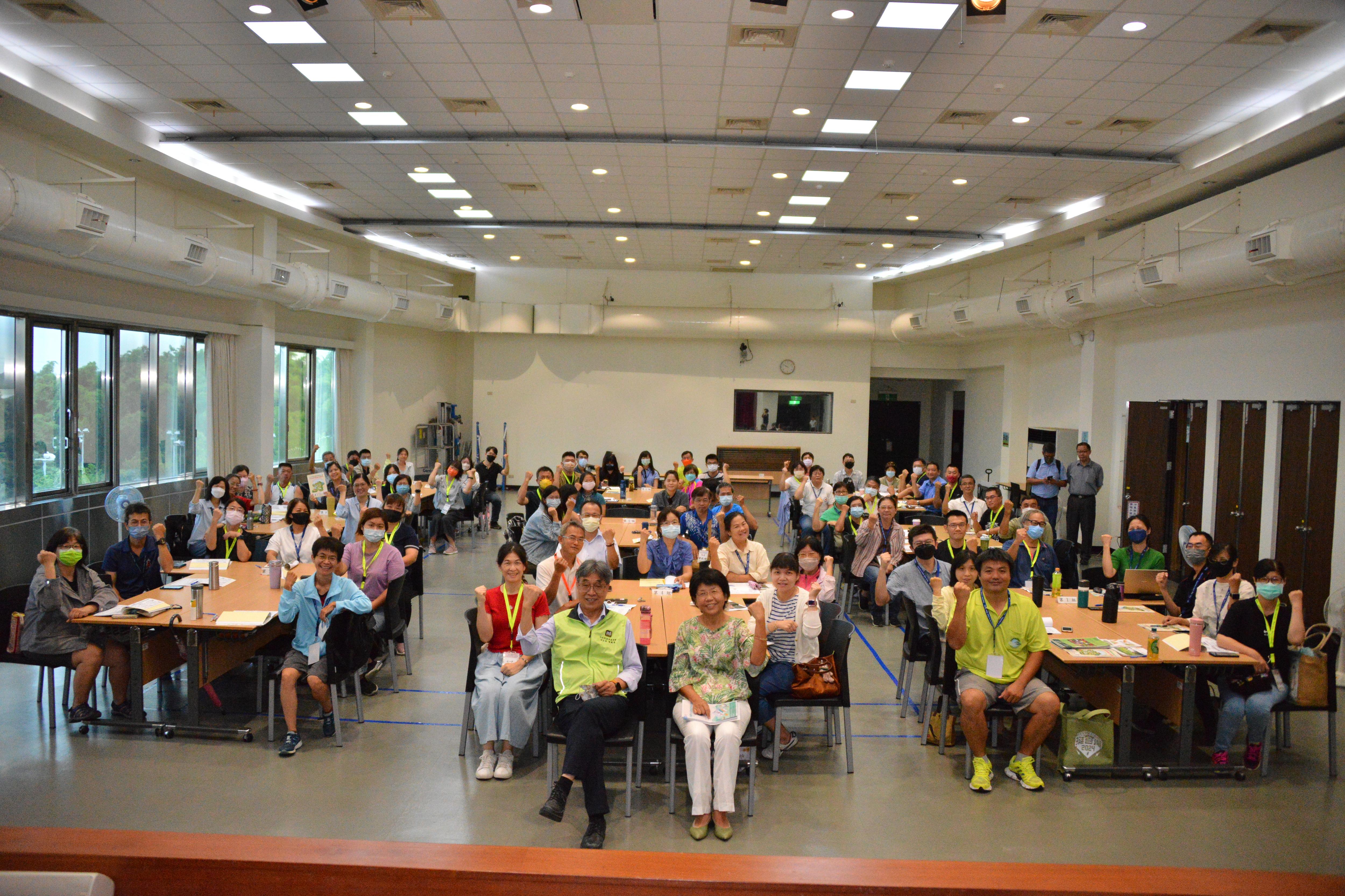 陳駿季副主委漢楊場長親切地和大家合影