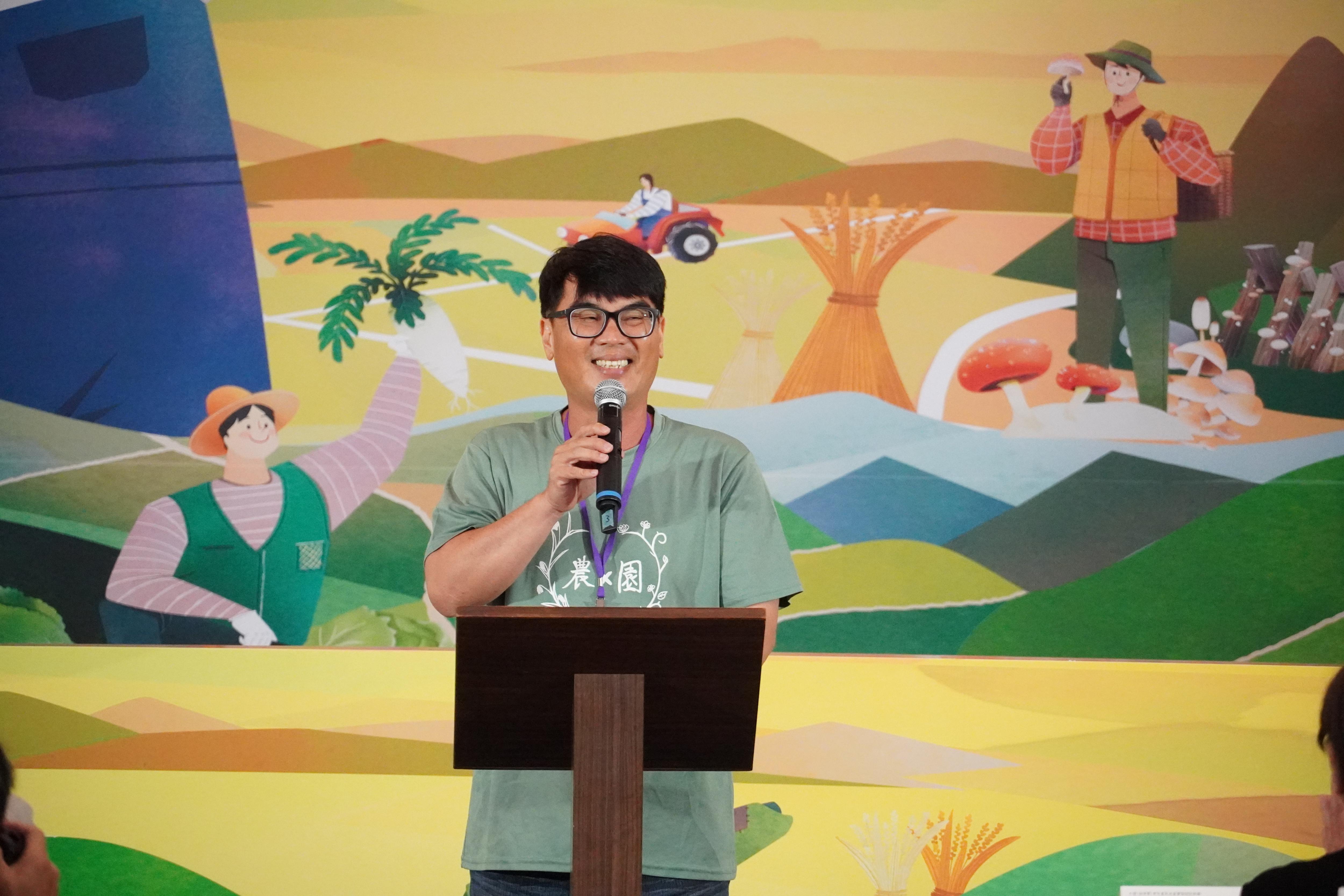 嘉義縣木森源農場負責人張智源代表在臺農場主上台發表感想