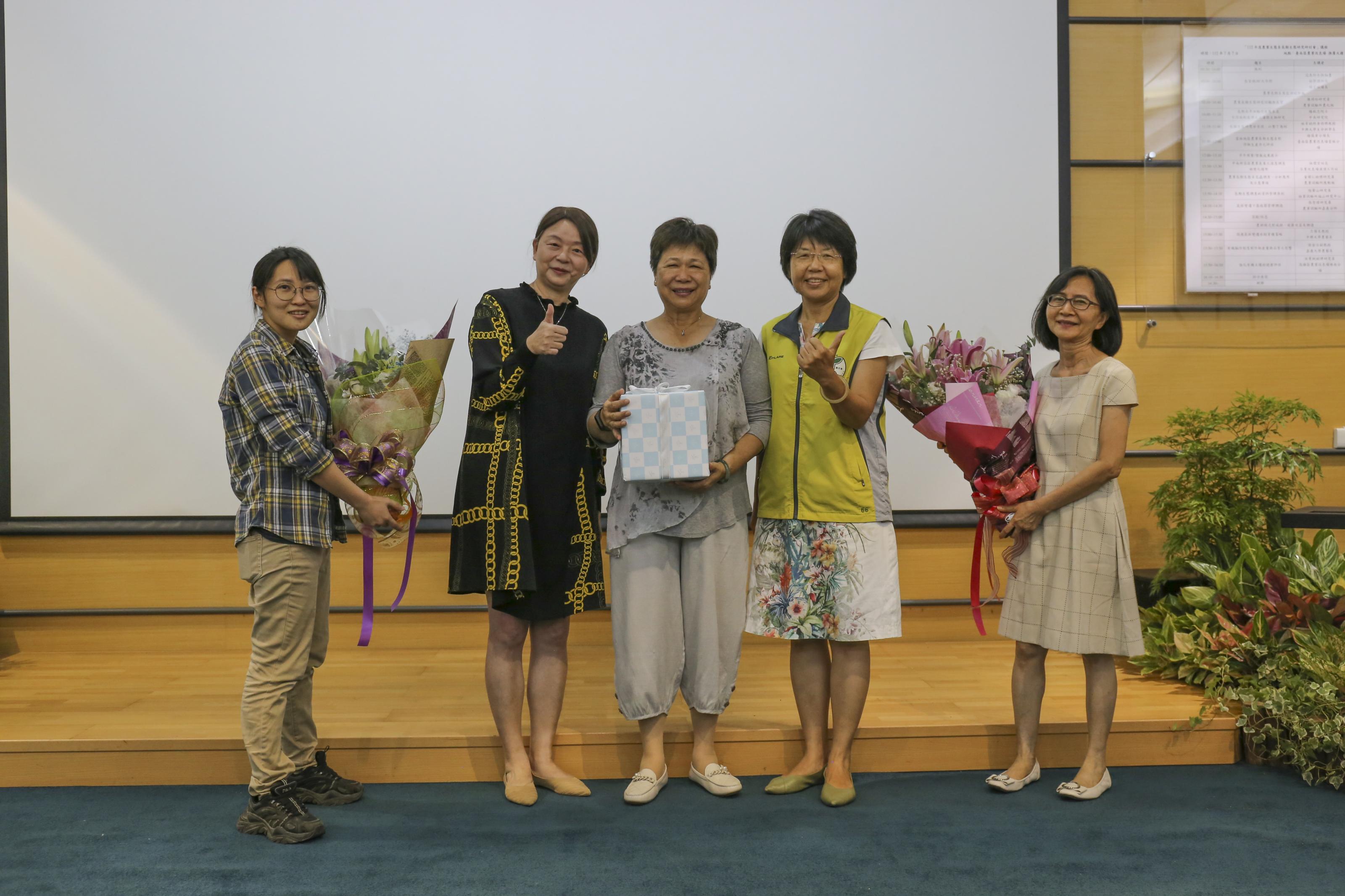 范主秘、楊場長率本場同仁及與會來賓一起祝福楊分場長