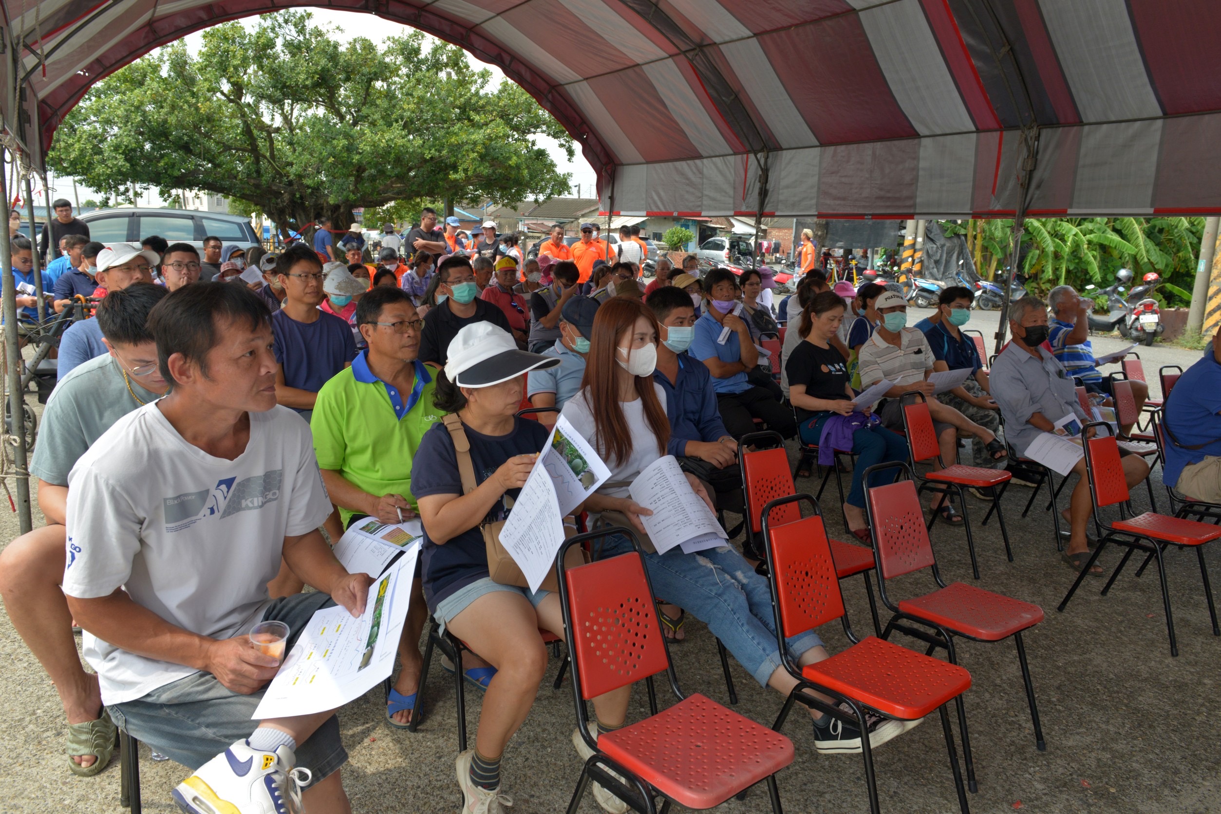 與會農友認真聽講