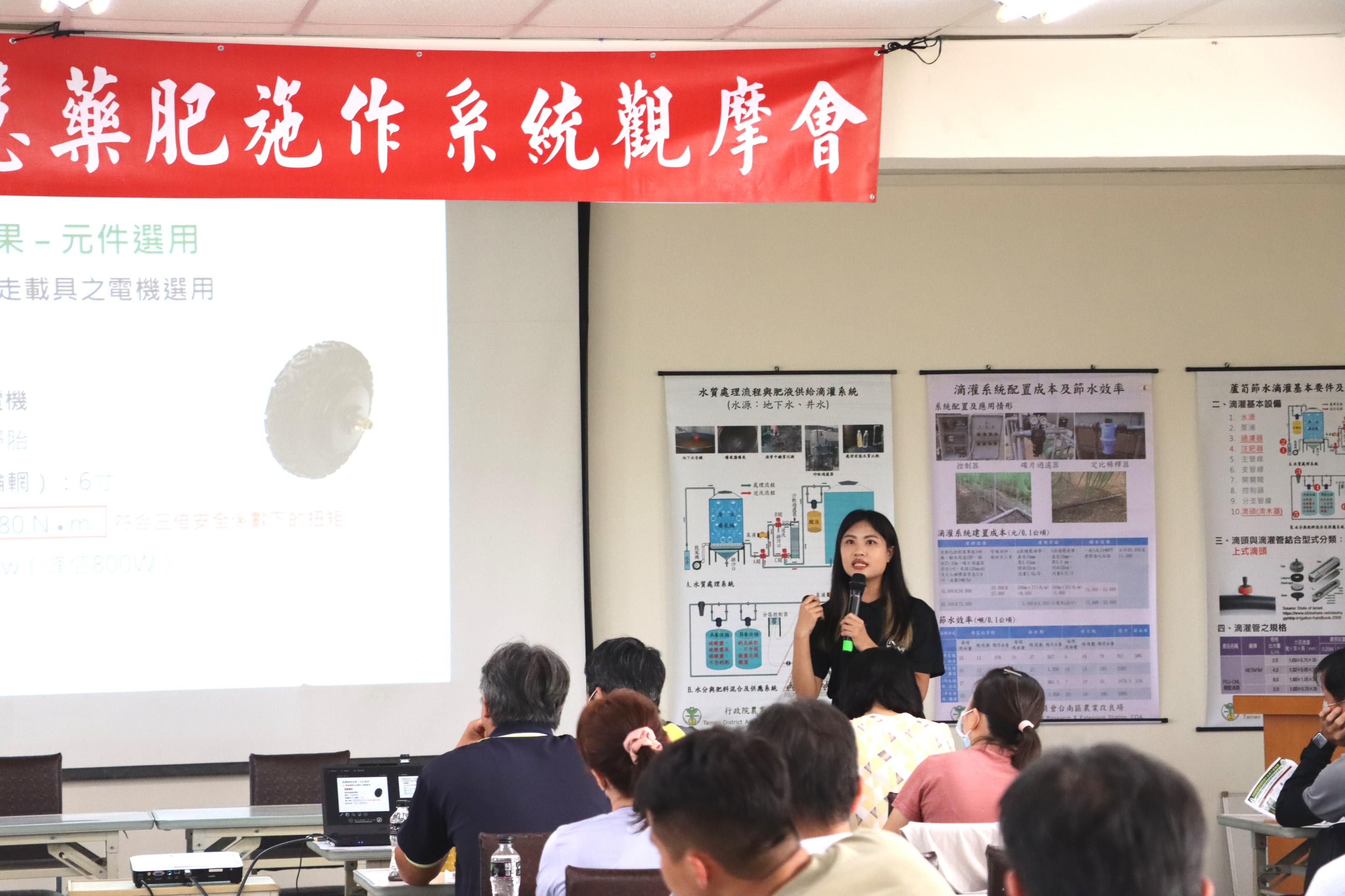 佐翼科技團隊介紹智慧變量噴藥載具。