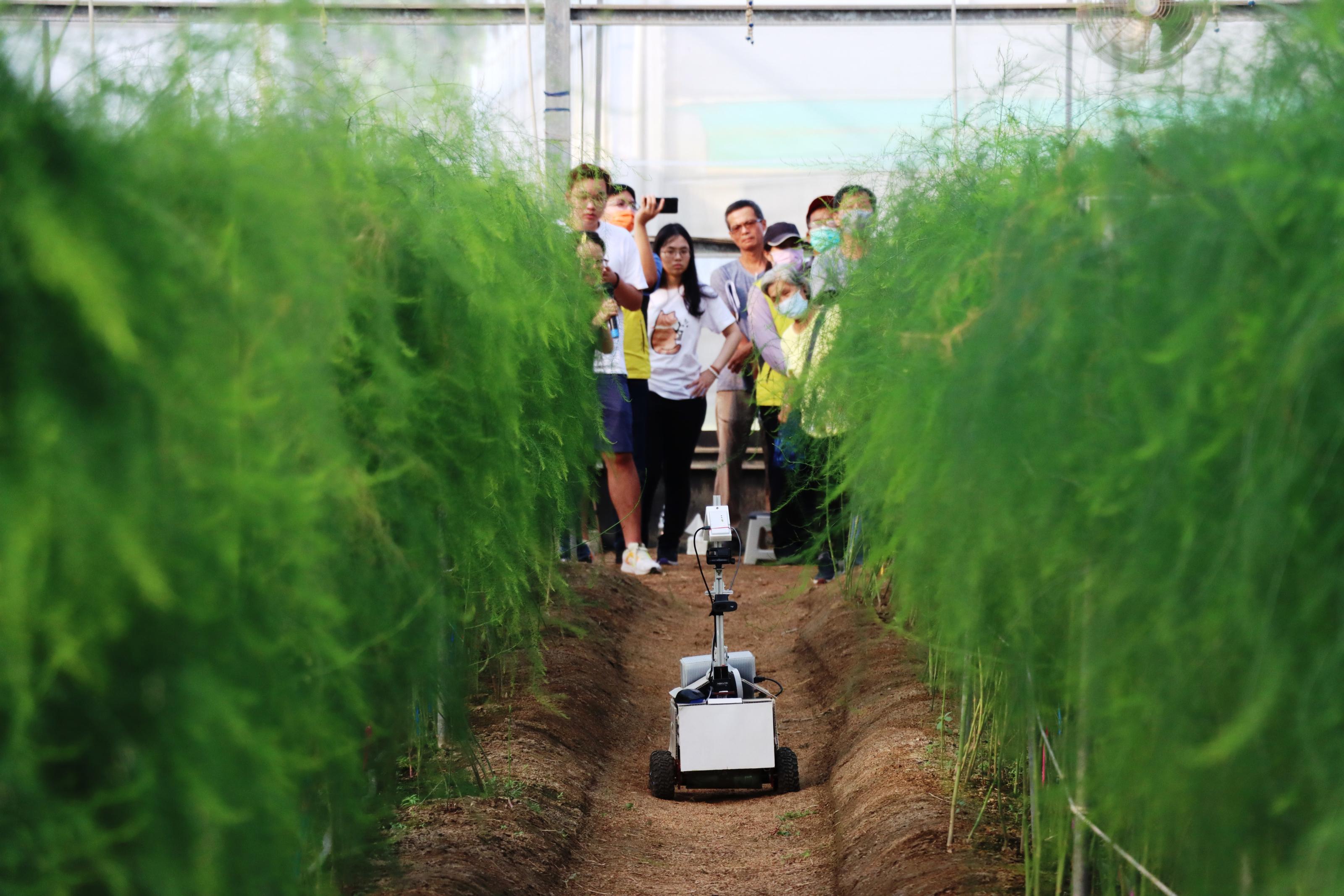 智慧噴藥-自主導控巡檢載具實地運作。