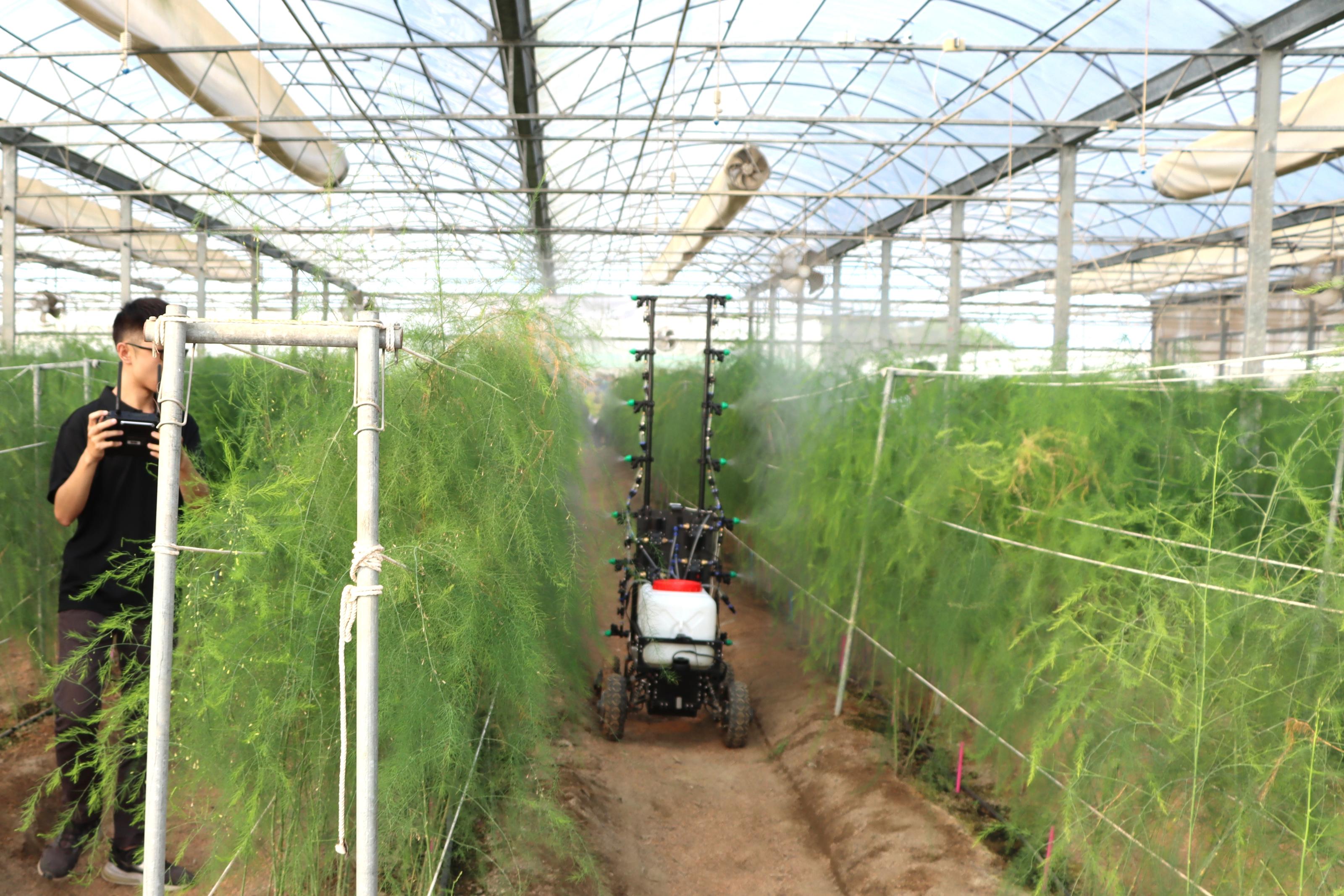 智慧變量噴藥車實地運作。