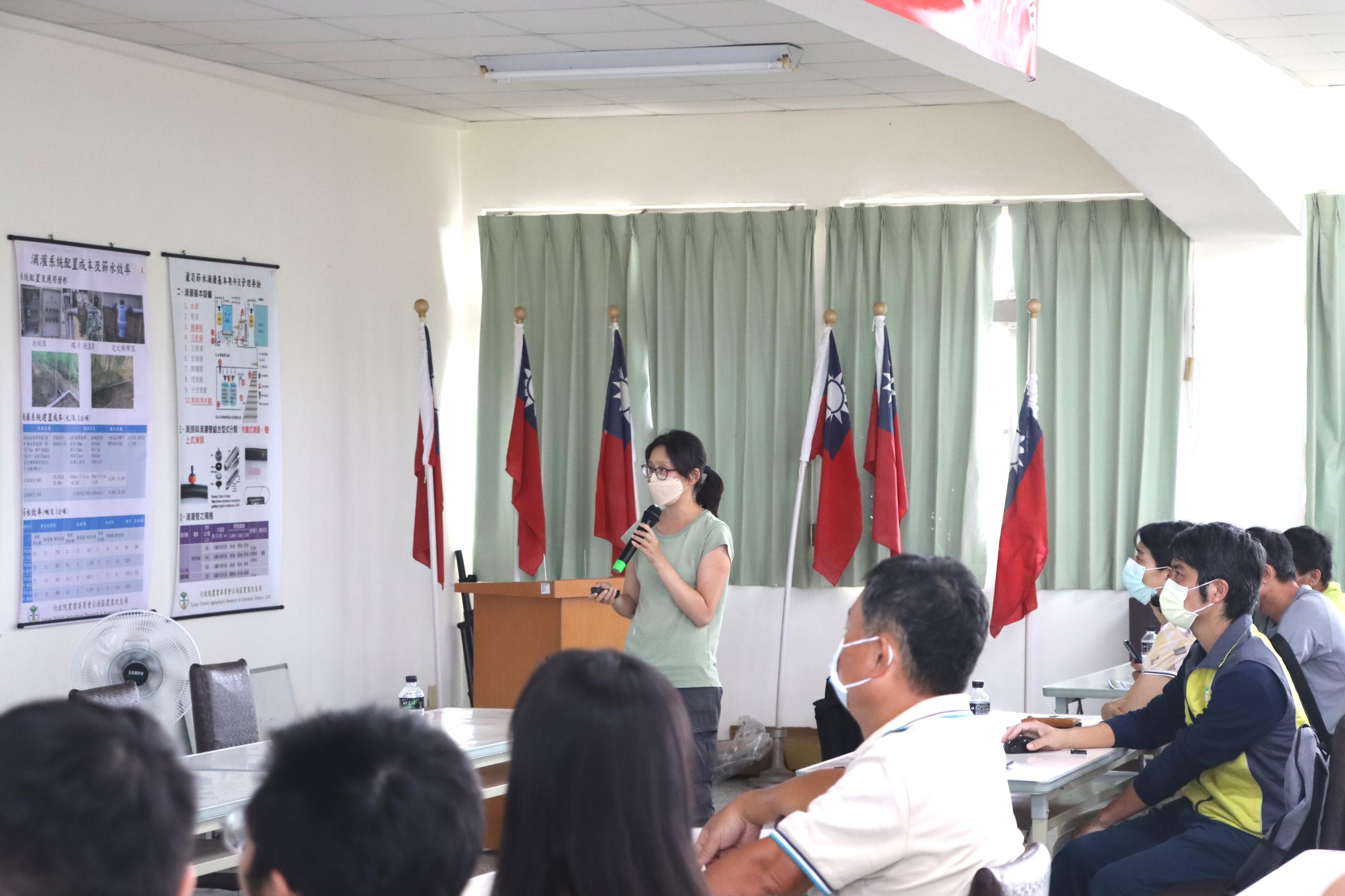 本場植保研究室張淳淳助研員介紹蘆筍自走車噴頭篩選試驗