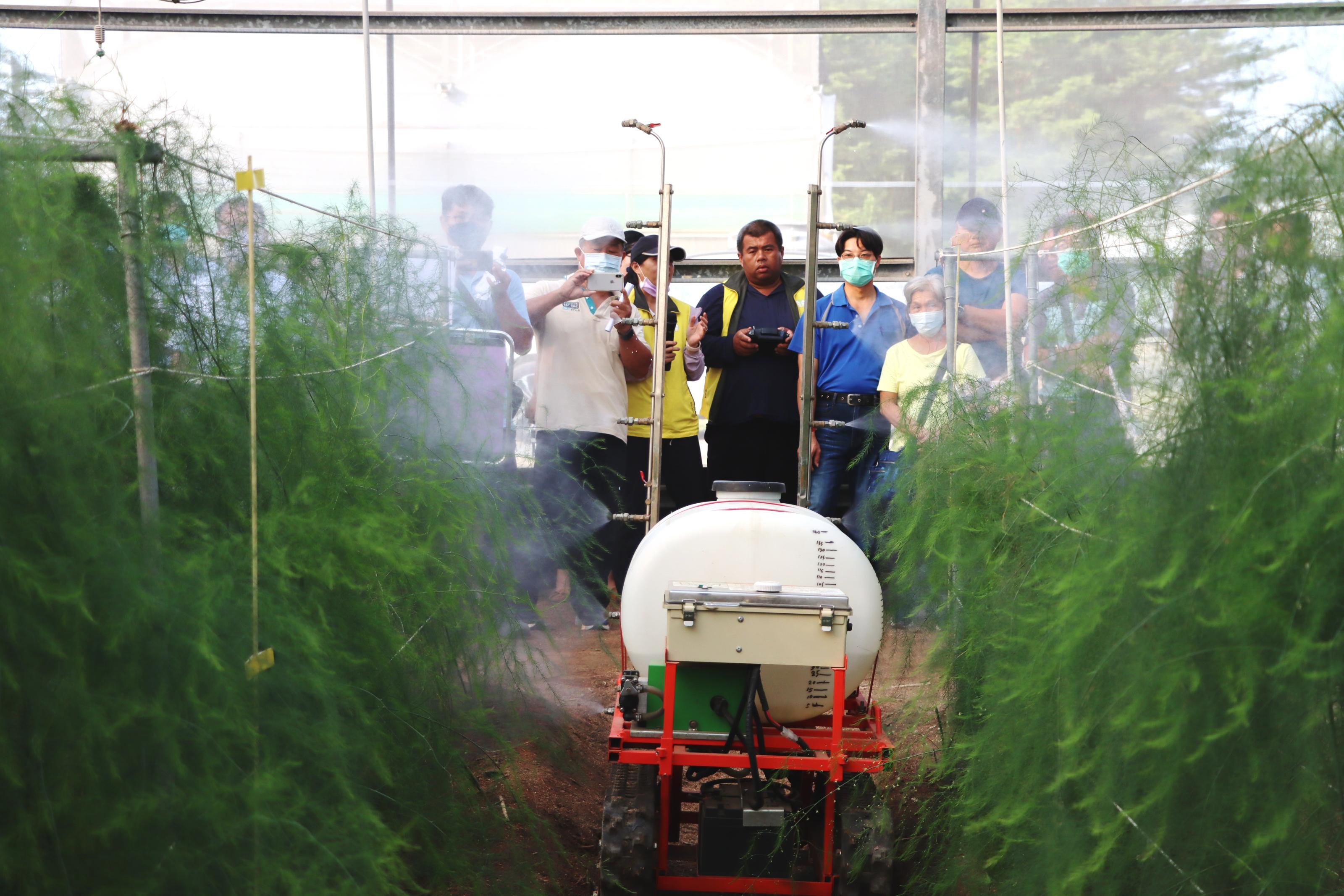 遙控噴藥車操作。