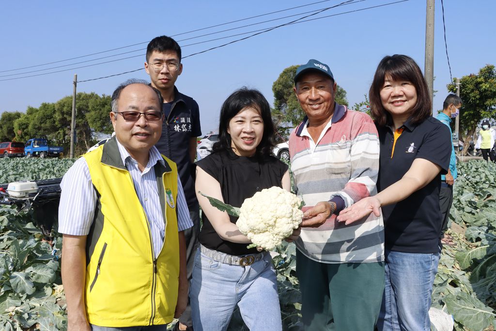 本場場長、林雅欣總幹事、吳煌炎農友及農會推廣課同仁田間合照