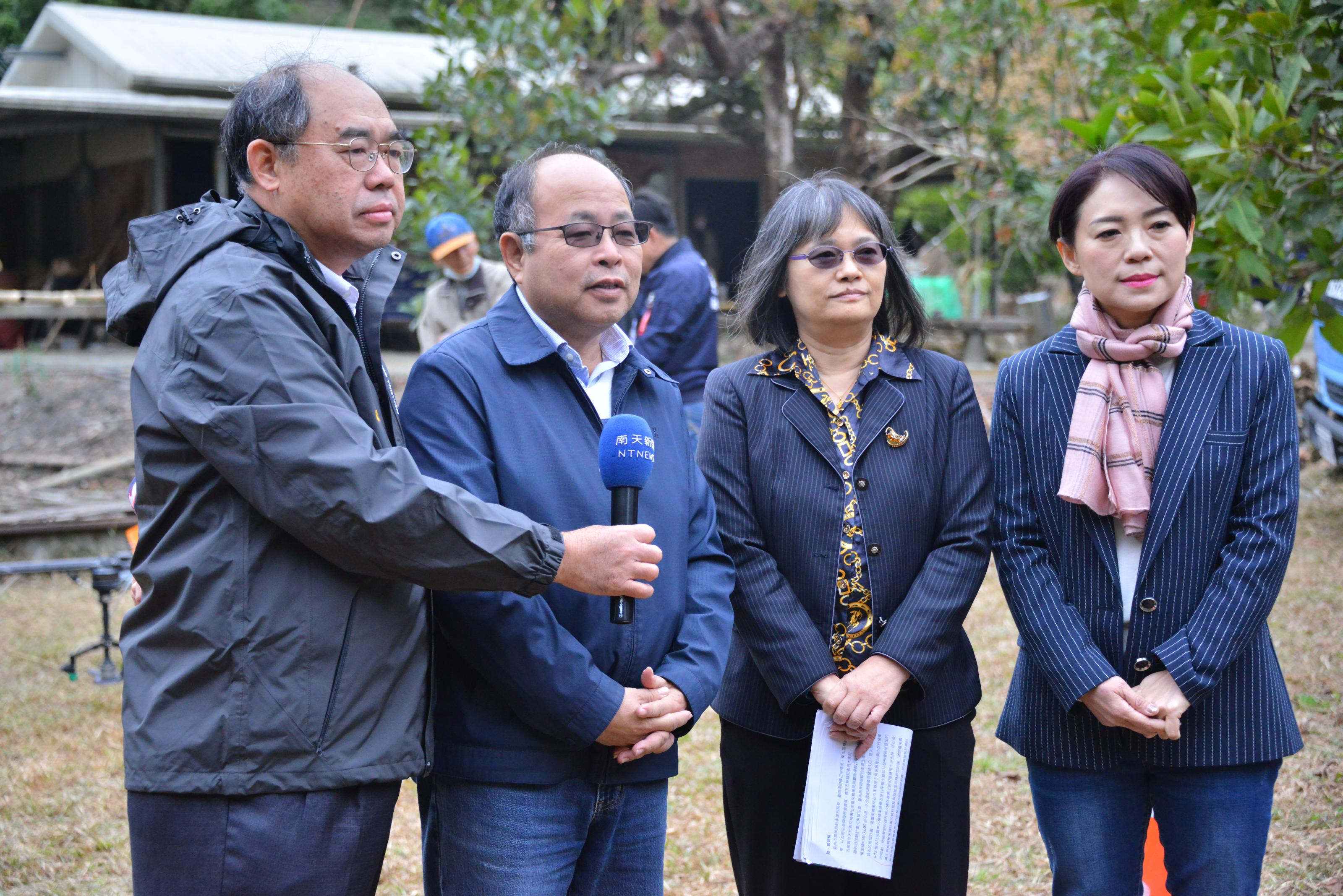 記者聯合採訪，由左至右分別為許科長文耀、羅場長正宗、顏副組長辰鳳及余總幹事淑琴。