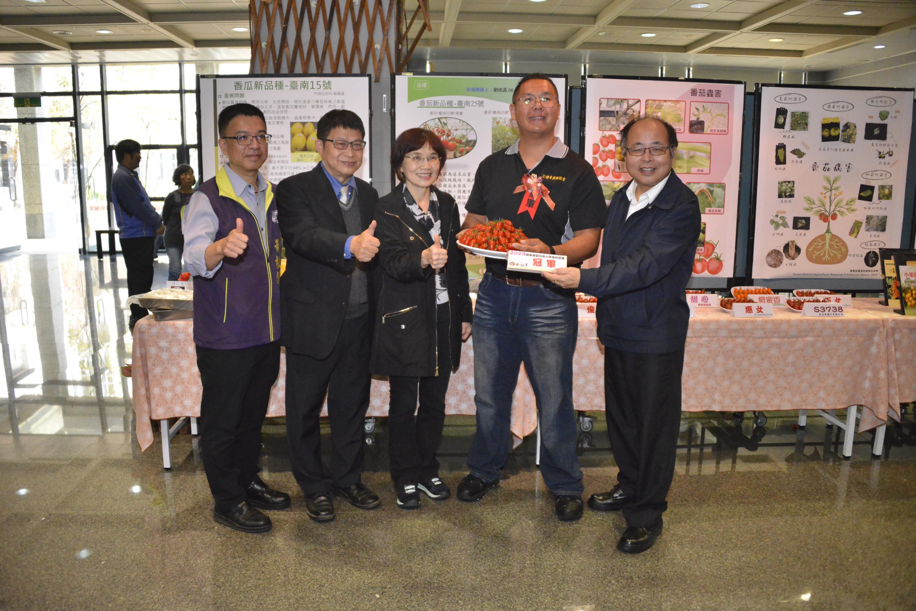 「小果番茄冠軍」得獎農友唐烱凱先生展示冠軍小番茄
