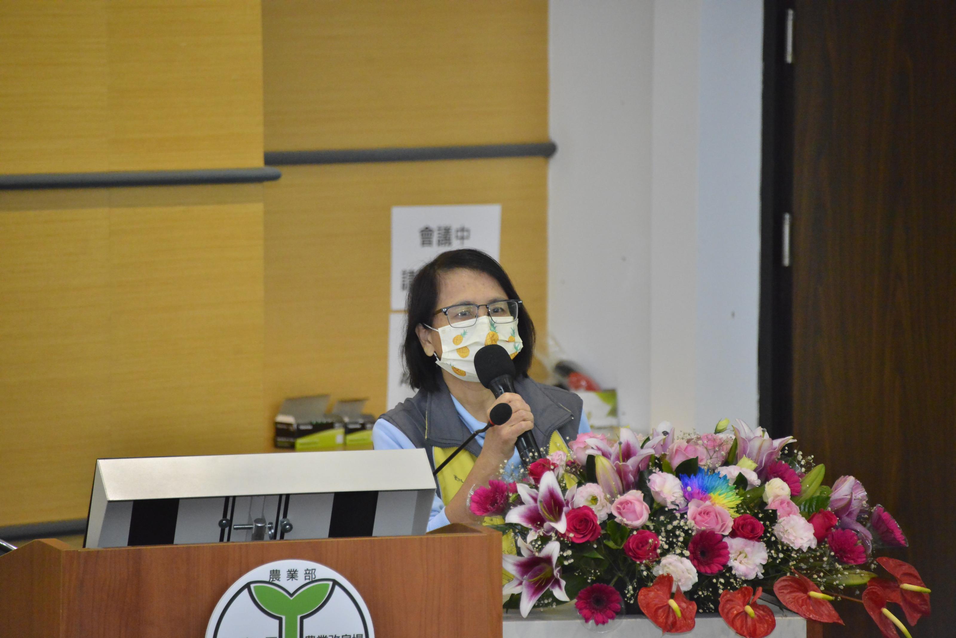 黃圓滿副研究員介紹最新育成品種-連籽都可以吃的「甜瓜臺南15號」