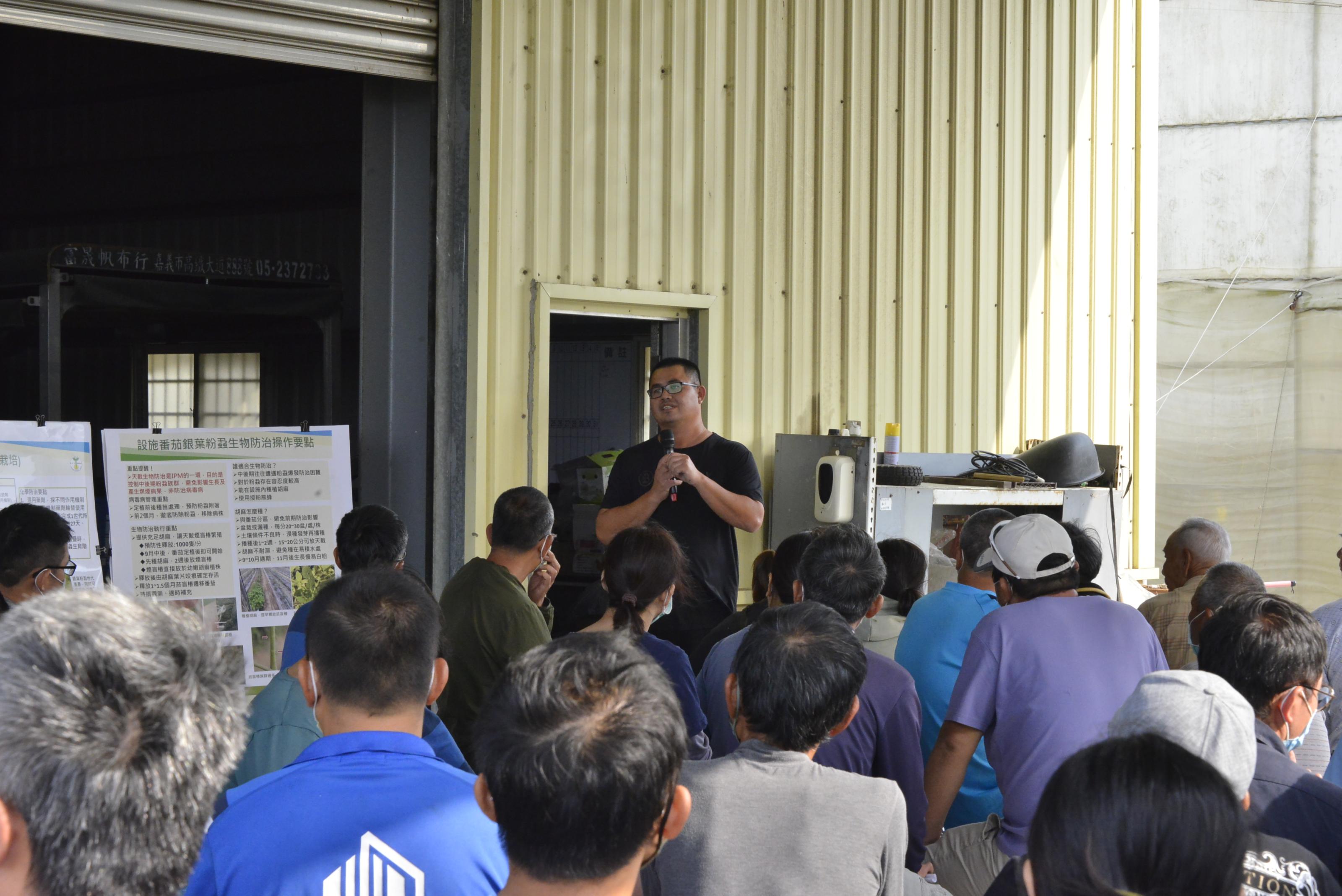農友認真聆聽福嘉農場景翔說明