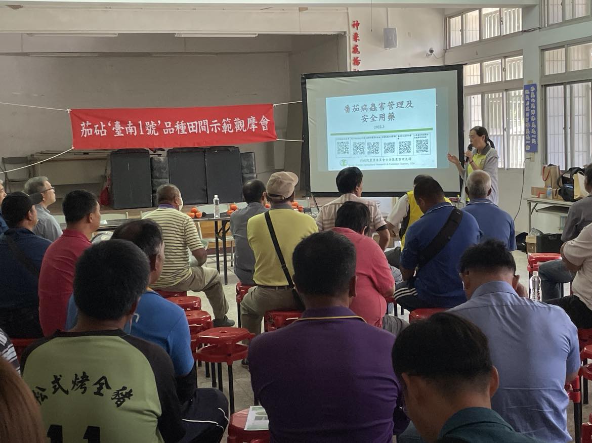 吳雅芳副研究員說明田間常見病蟲害管理方法
