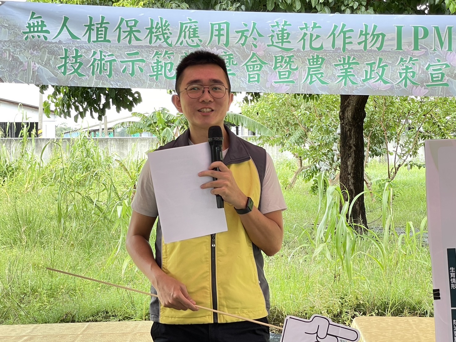 胡唯昭助研員介紹蓮花栽培管理