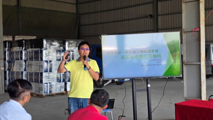 本場張為斌助理研究員介紹「結球萵苣一貫化栽培注意事項」