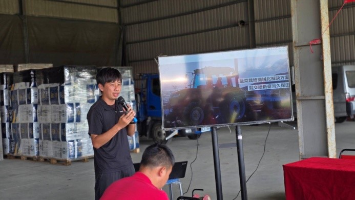 新台灣久保田股份有限公司洪僑徽職員介紹協同展出之農業機械