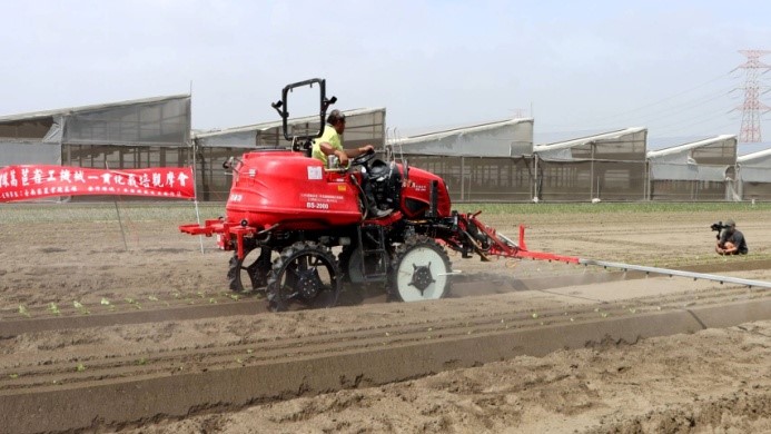 多功能管理機田間施藥演示