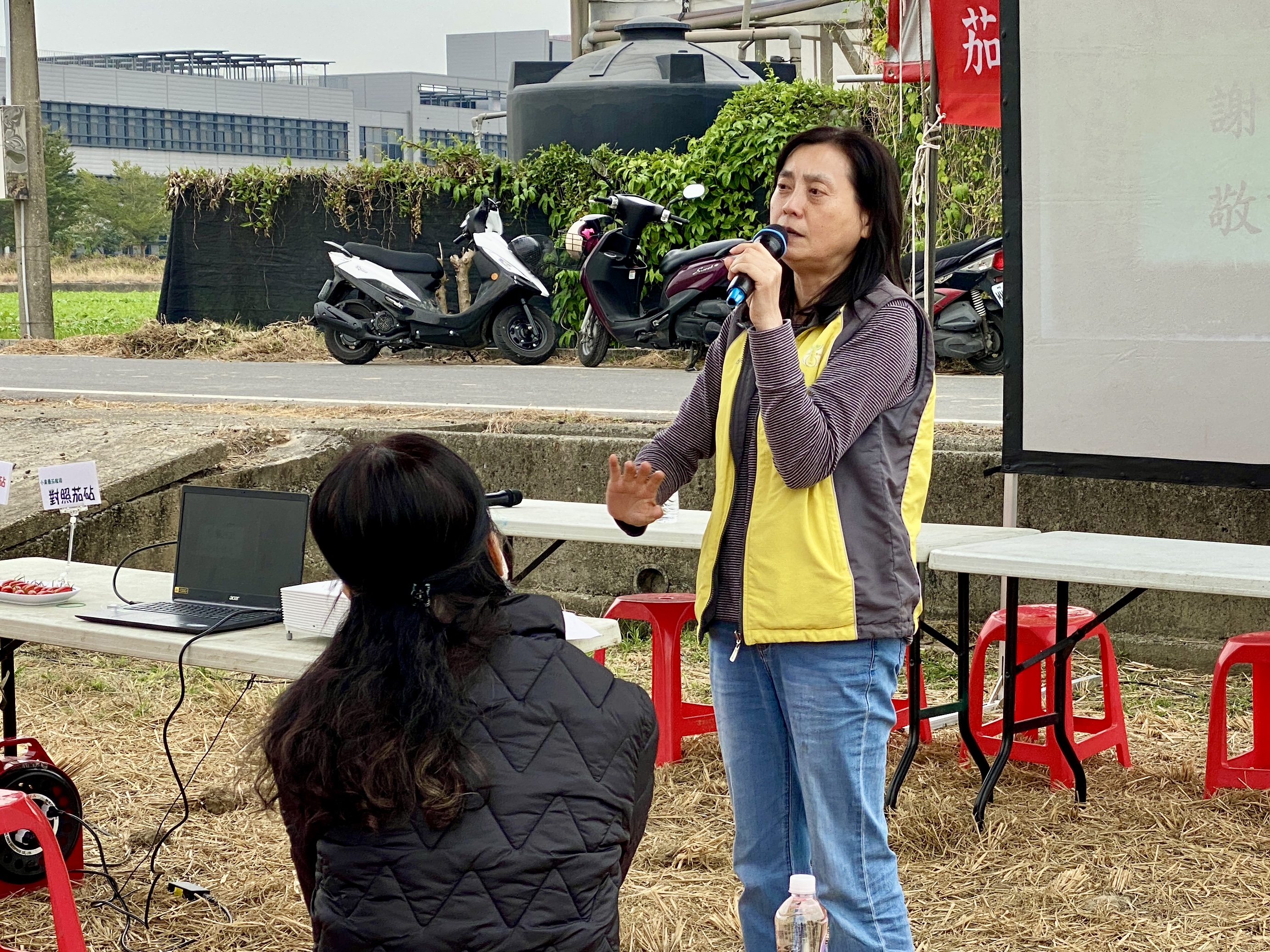 吳雅芳副研究員說明番茄病蟲害管理。