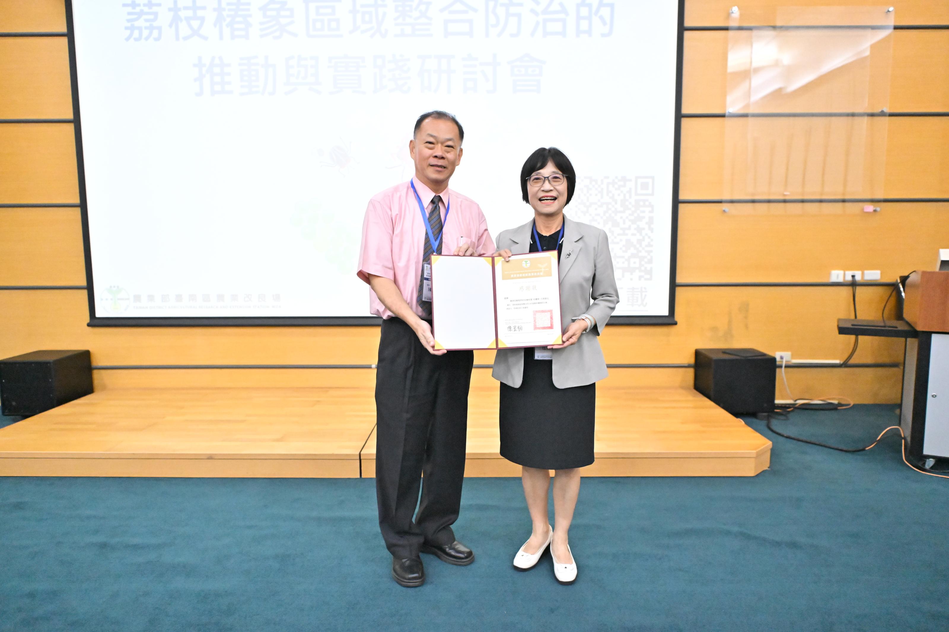 本場陳昱初場長（左）與杜麗華代理署長（右）開場主持