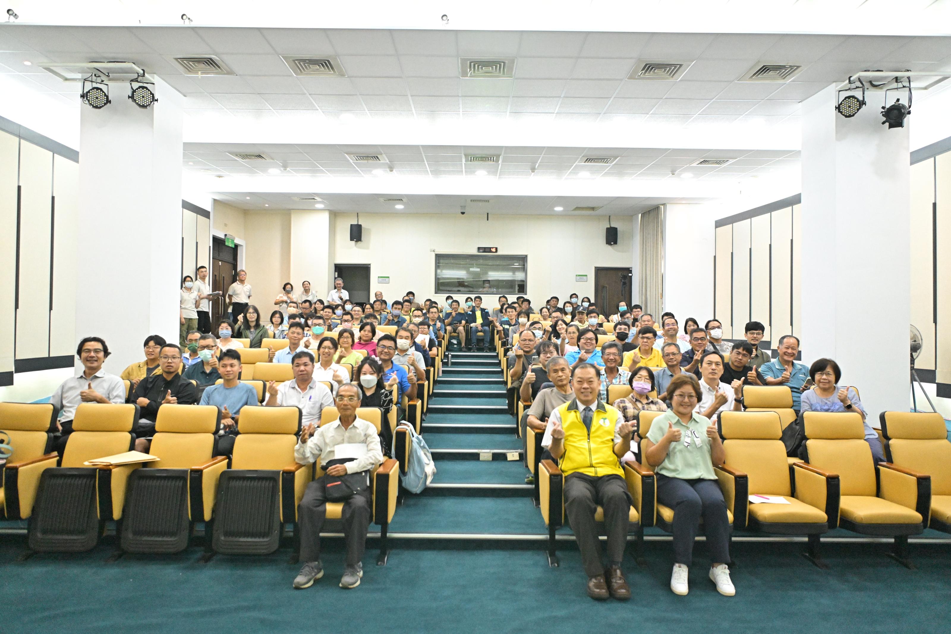 會場報名人數眾多，出席踴躍