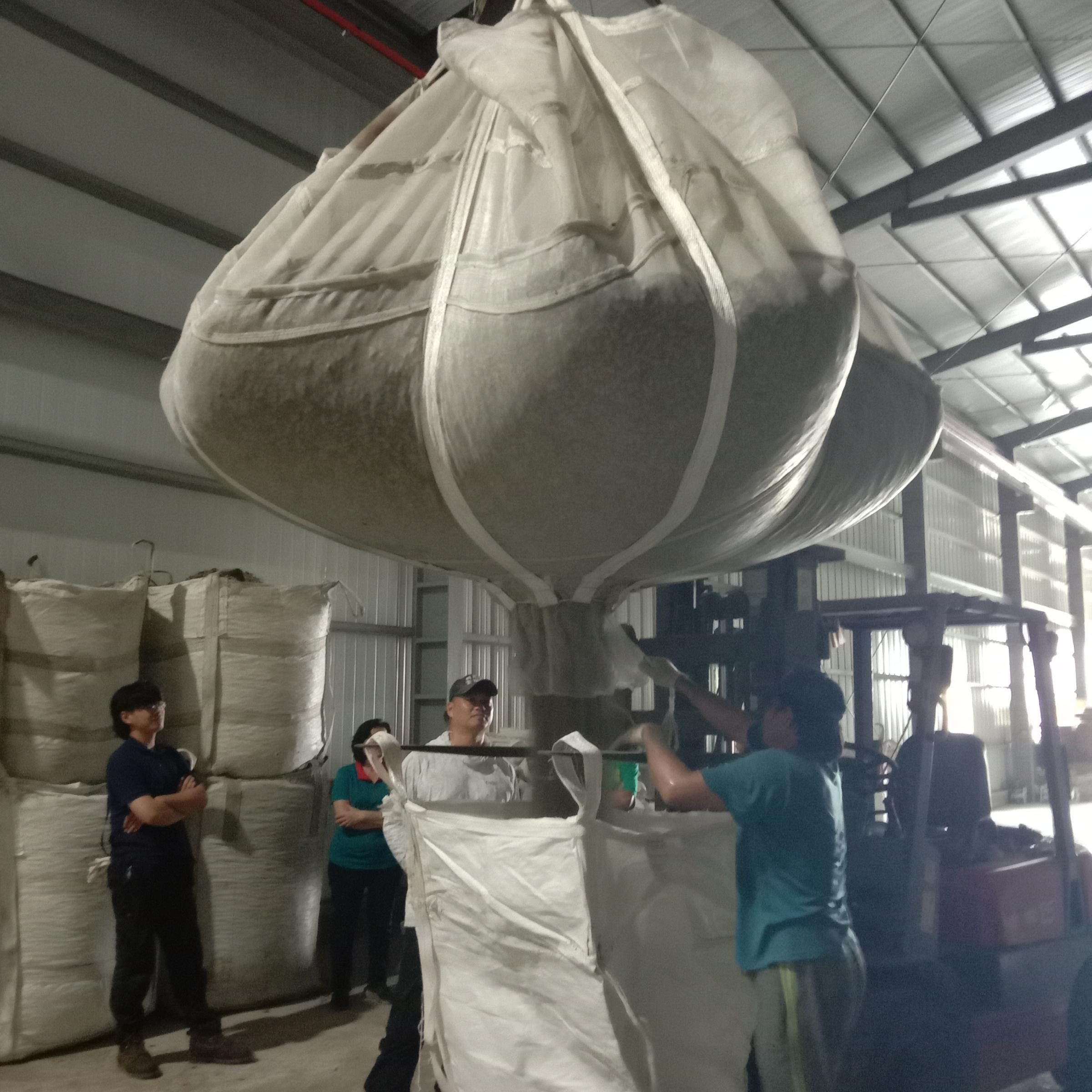 乾燥完成進行卸料作業