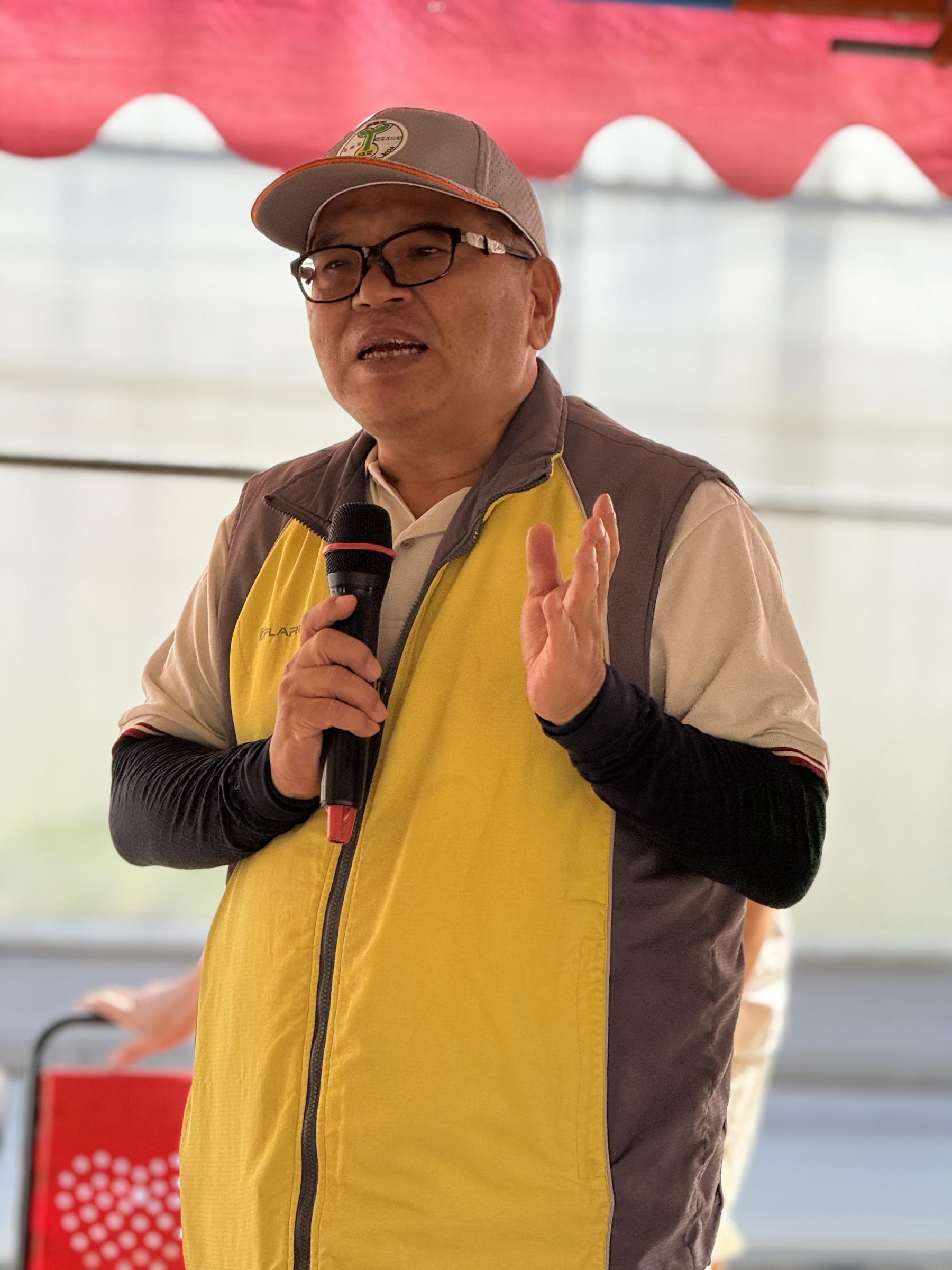 ↑劉依昌助理研究員介紹廢棄穴盤培養土回收後之應用