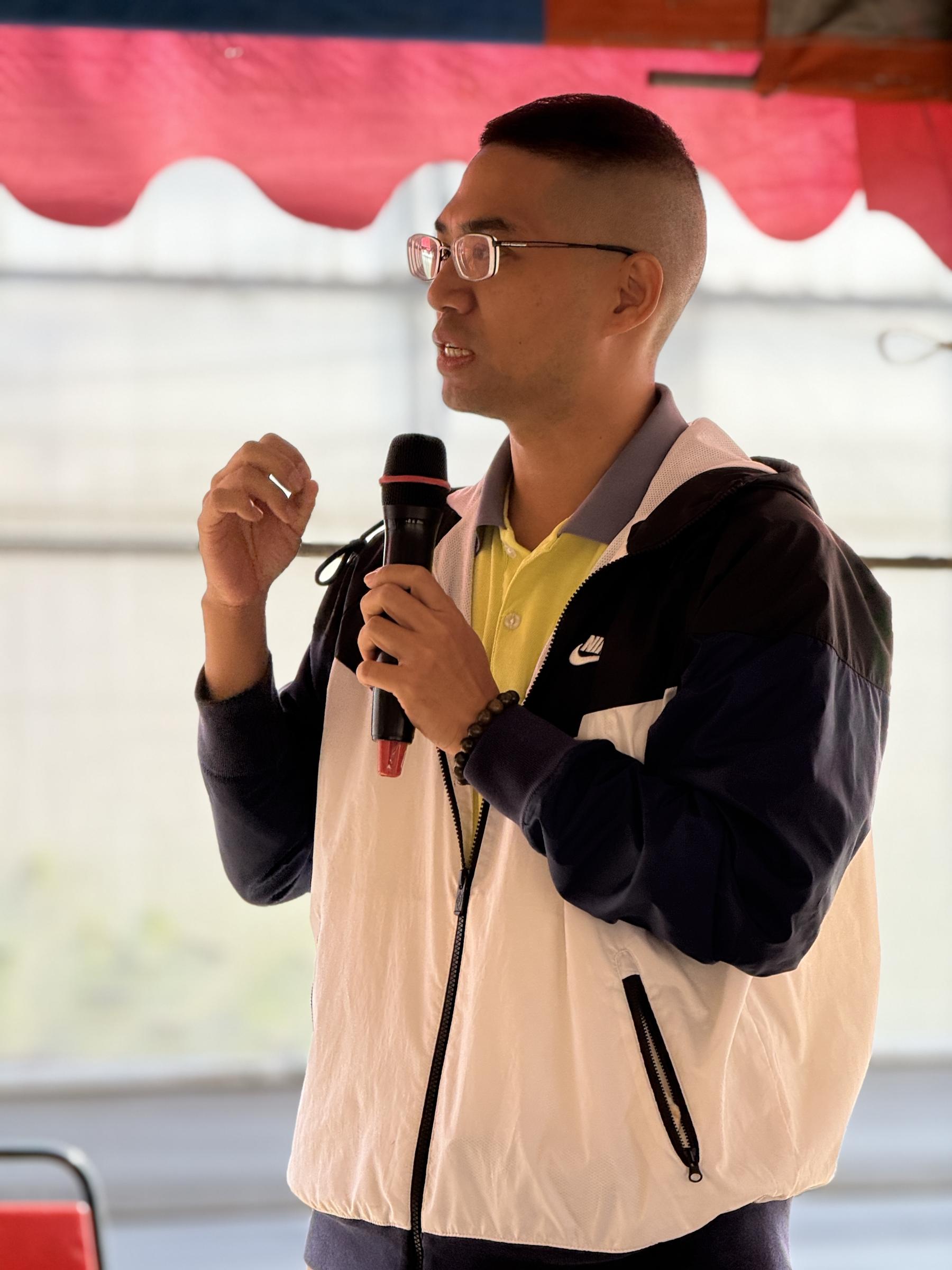 ↑潘佳辰副研究員說明廢棄穴盤苗堆肥之製作過程