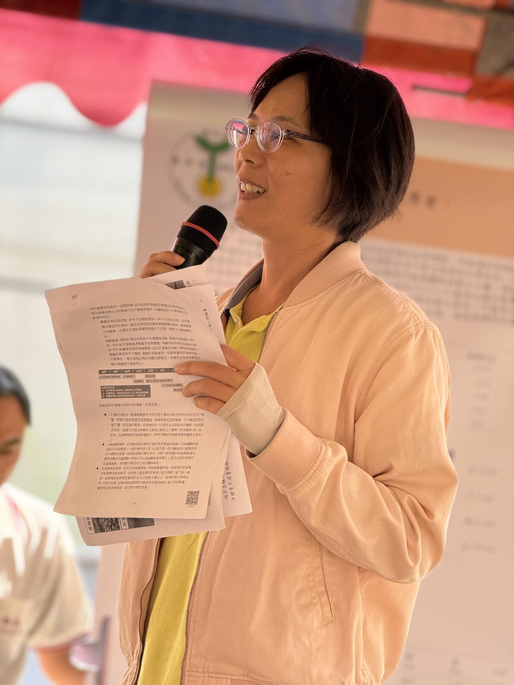 ↑黃秀雯助理研究員介紹番茄病蟲害整合管理