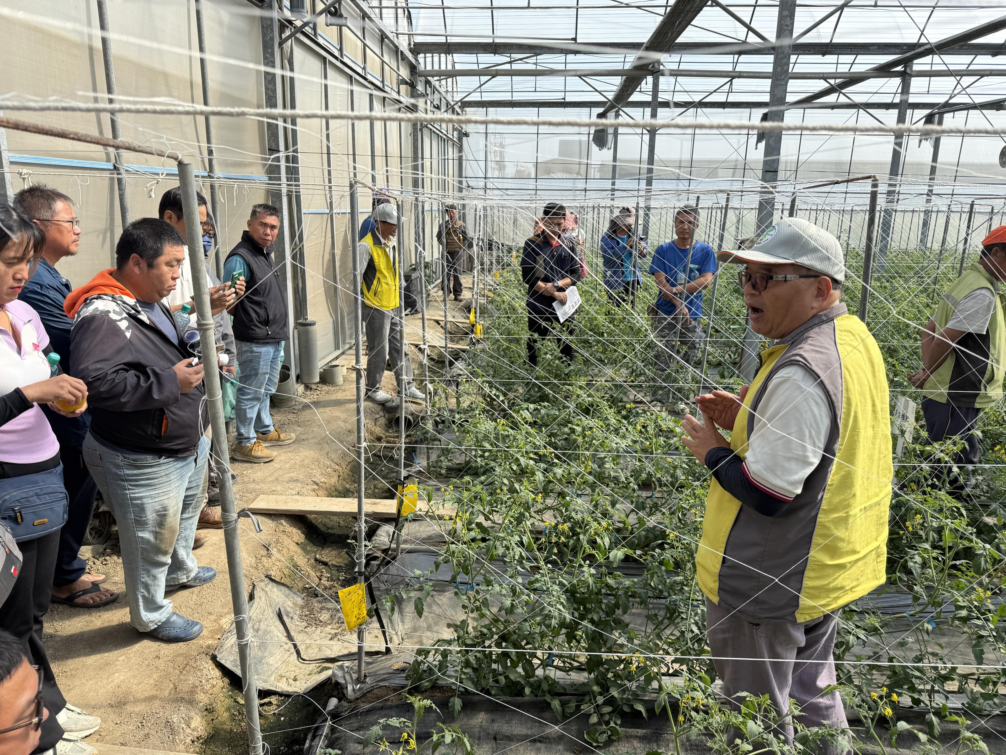 ↑觀摩會中解說廢棄培養土再生資材於田間實際應用情形