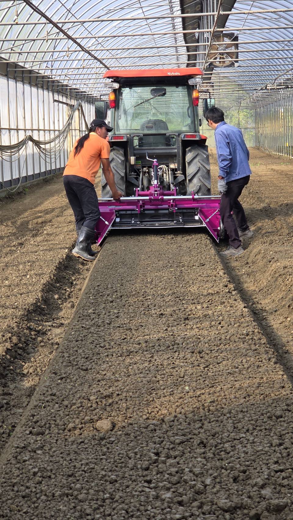 透過小型附掛式作畦器進行田間作畦，確保設施畦面平整且規格一致，有利配合後續機械操作。