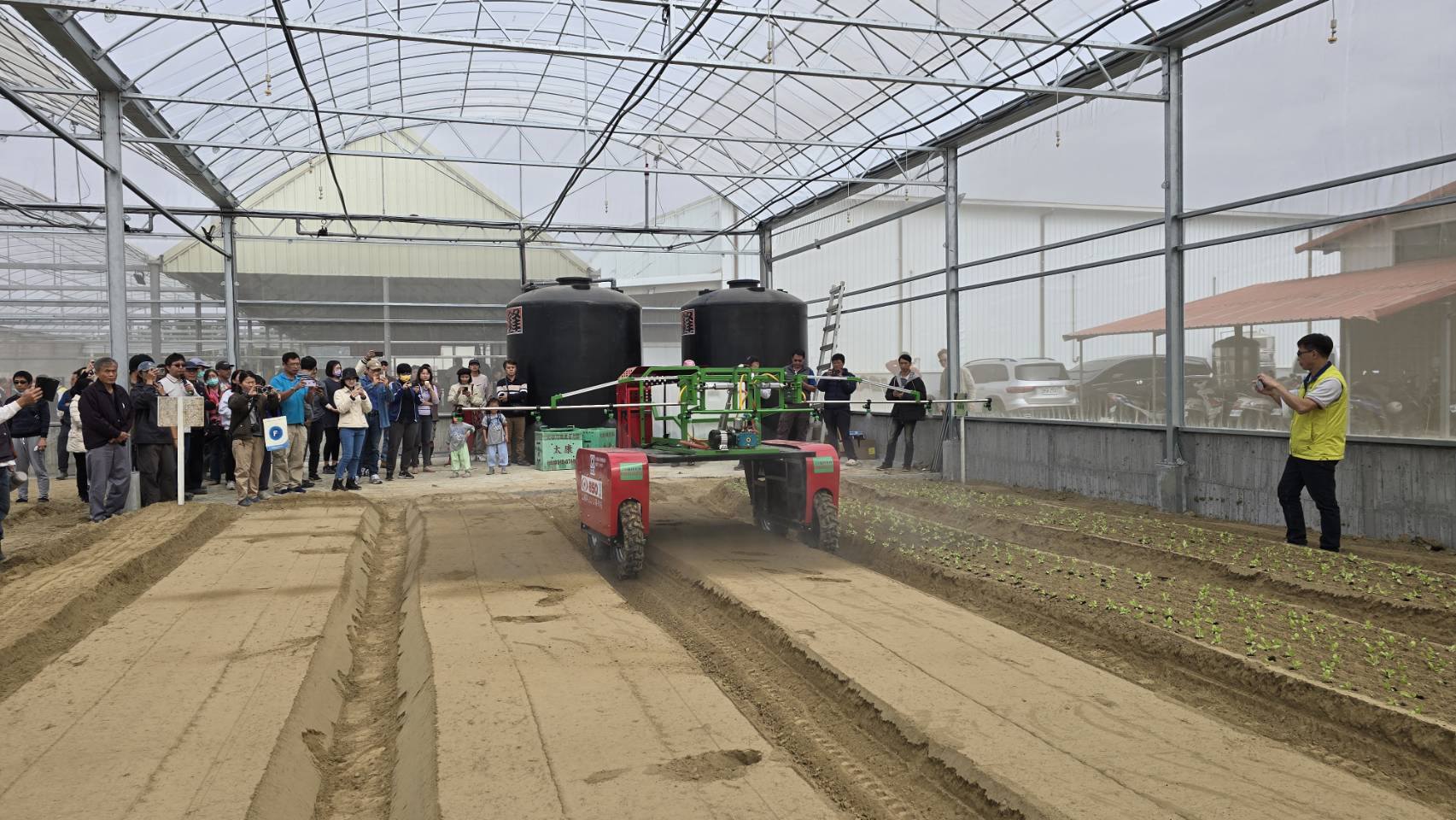 農場人員透過遙控方式進行噴藥車噴藥施作展現均勻落藥效果