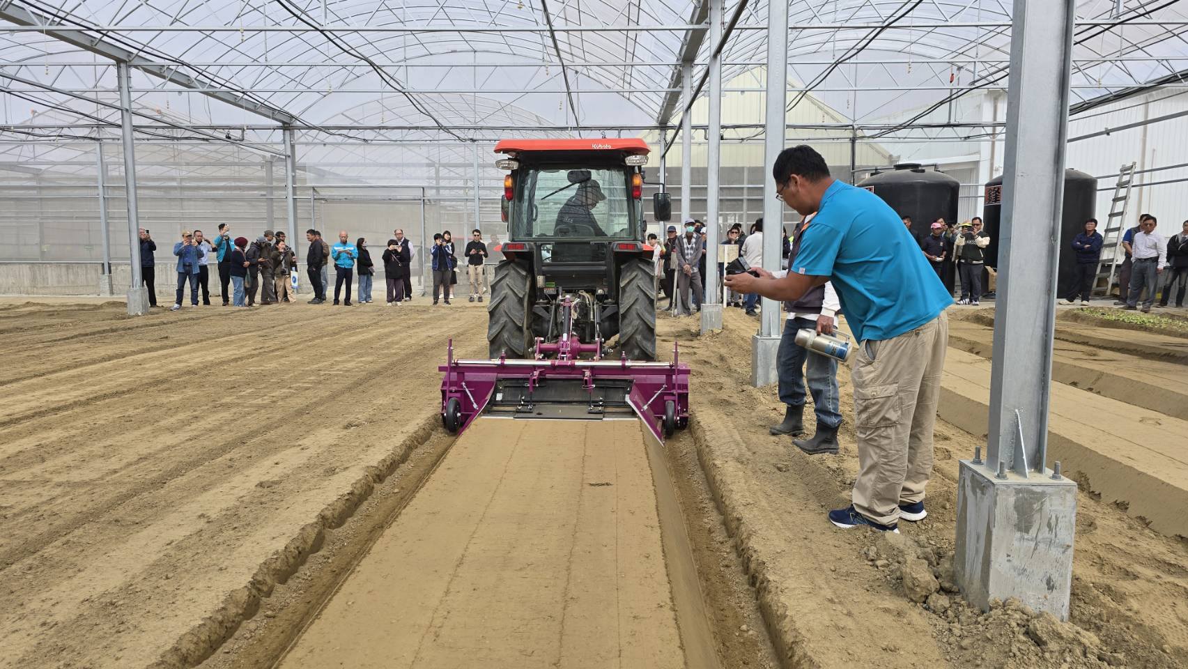 現場展示附掛式作畦器產出平整畦面以利後續移植及噴藥等機械作業