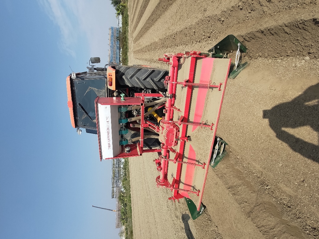 加裝自動導航系統，確保田區畦面平直且規格一致，有利配合後續機械操作