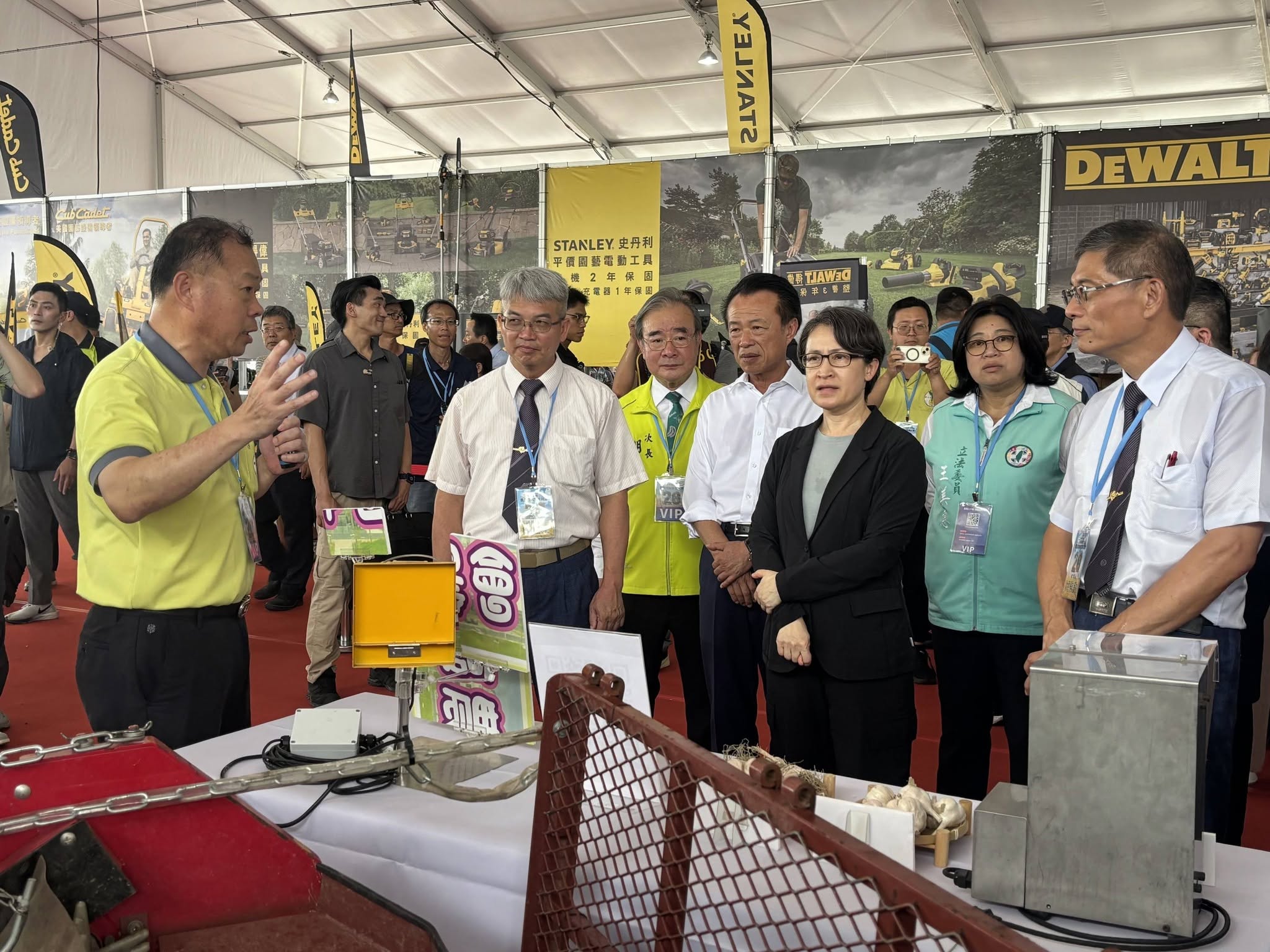 本場陳昱初場長(左一)向副總統蕭美琴(右三)、農業部胡忠一次長(左三)及嘉義縣翁章梁縣長(右四)等長官貴賓介紹本場最新農業科技研發成果