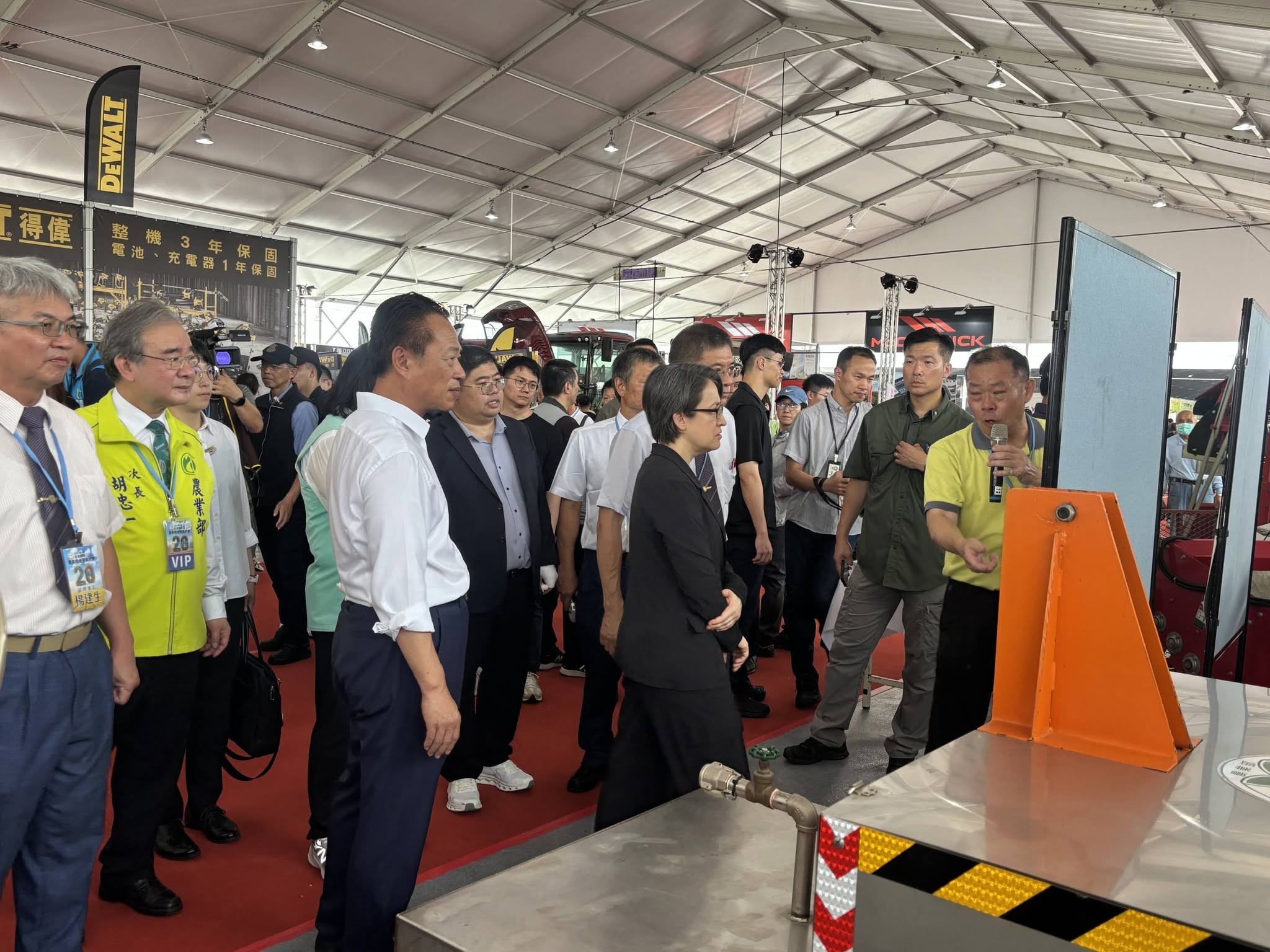 陳昱初場長現場解說「自走式土壤蒸氣消毒機」之運作原理與田間防範效益。