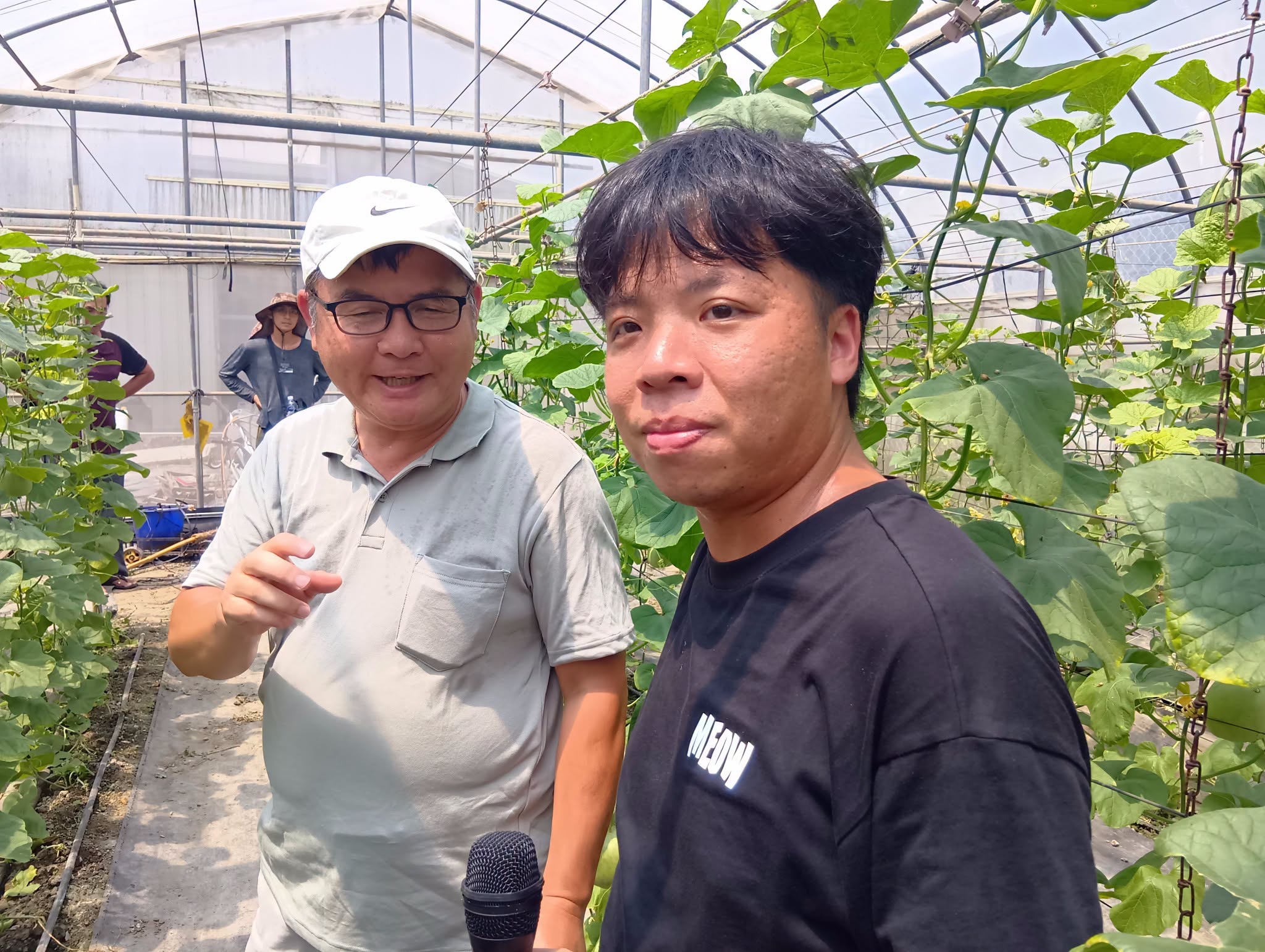 呂佳達農友與農民分享枝條粉碎後香瓜管理經驗。