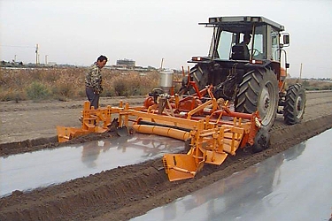 Ridge maker and plastic film mulching machine 